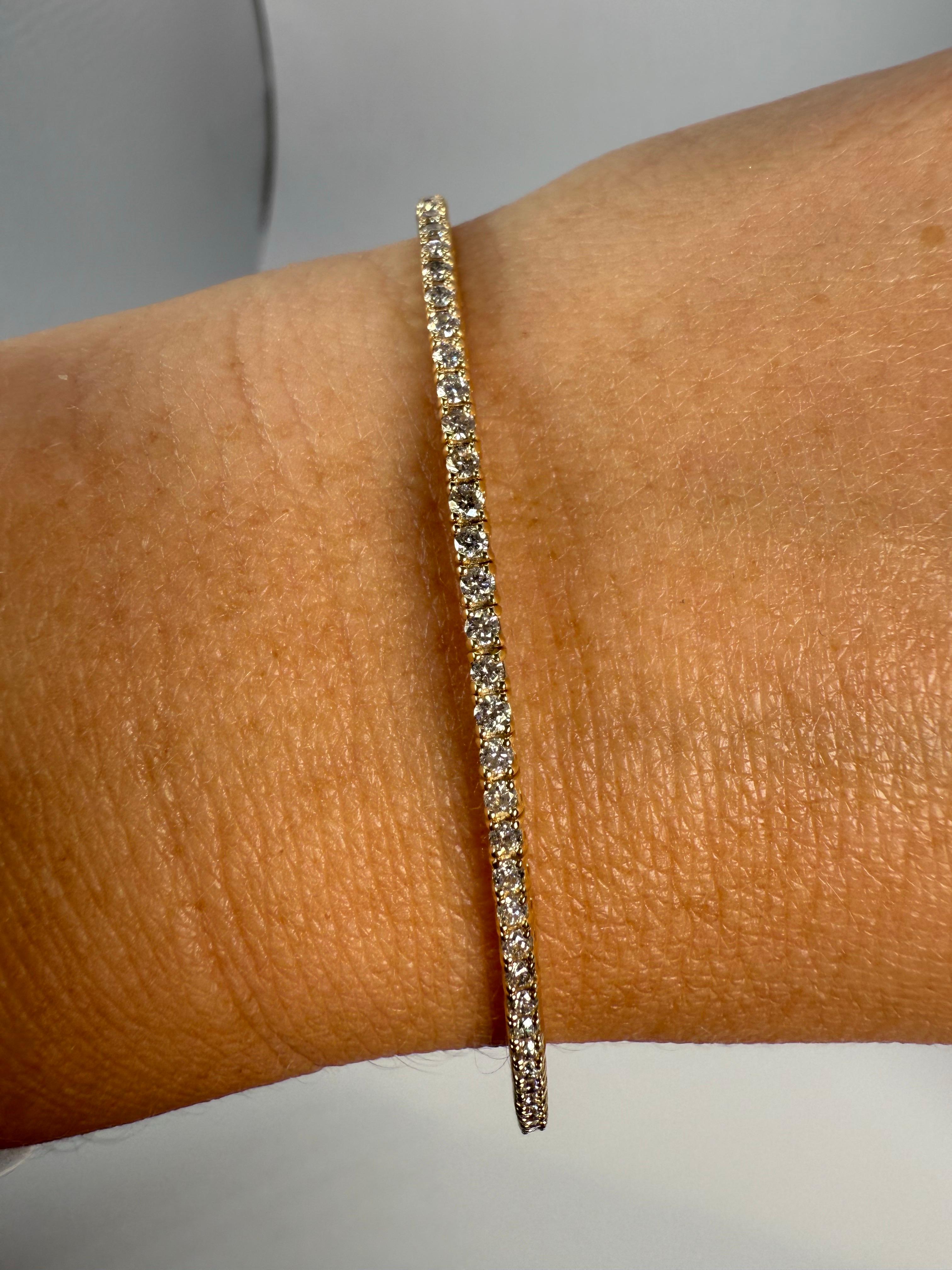 Bracelet jonc avec diamants 14 carats taille 8,5 Unisexe en vente