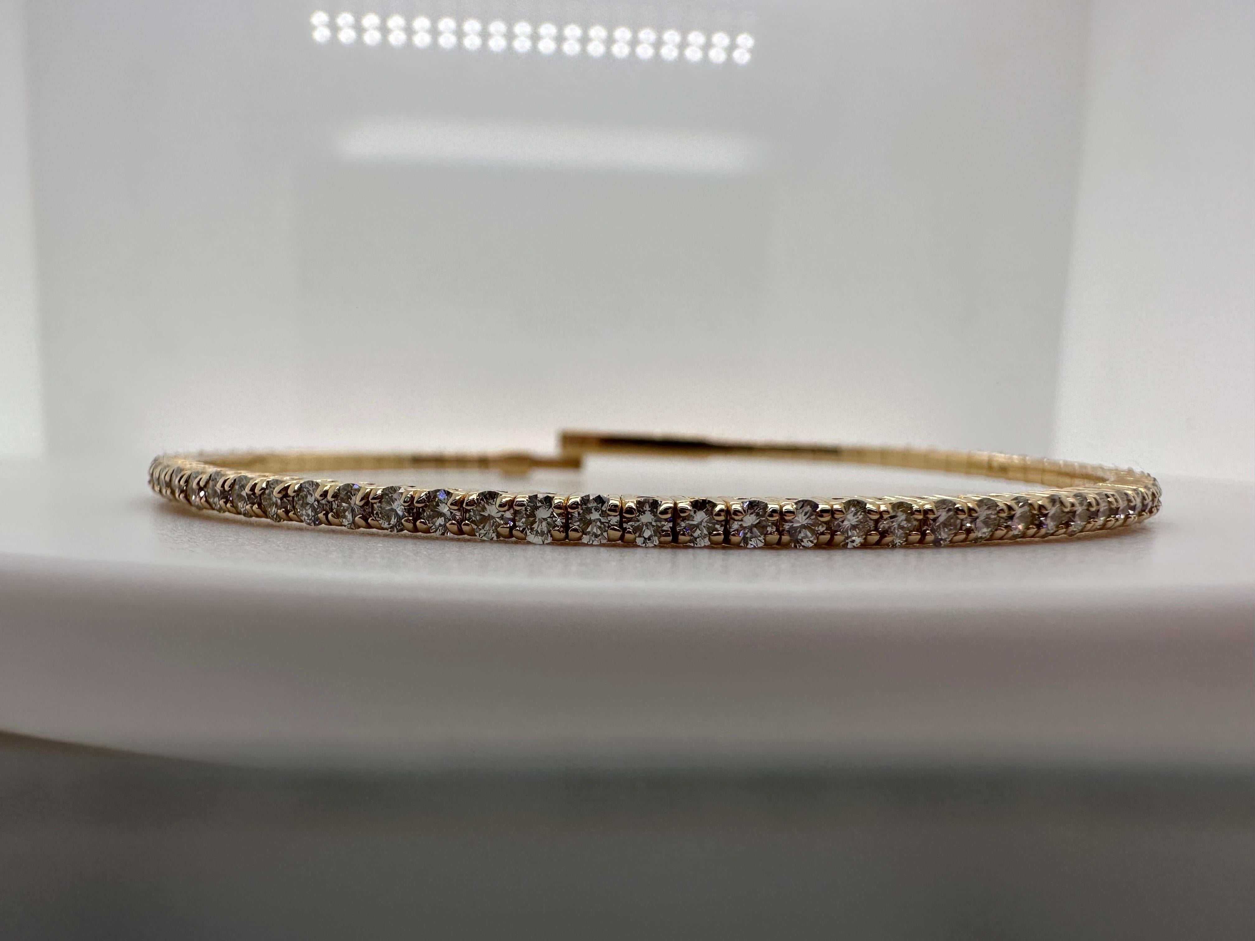 Taille ronde Bracelet jonc flexible 14 carats avec diamants en vente