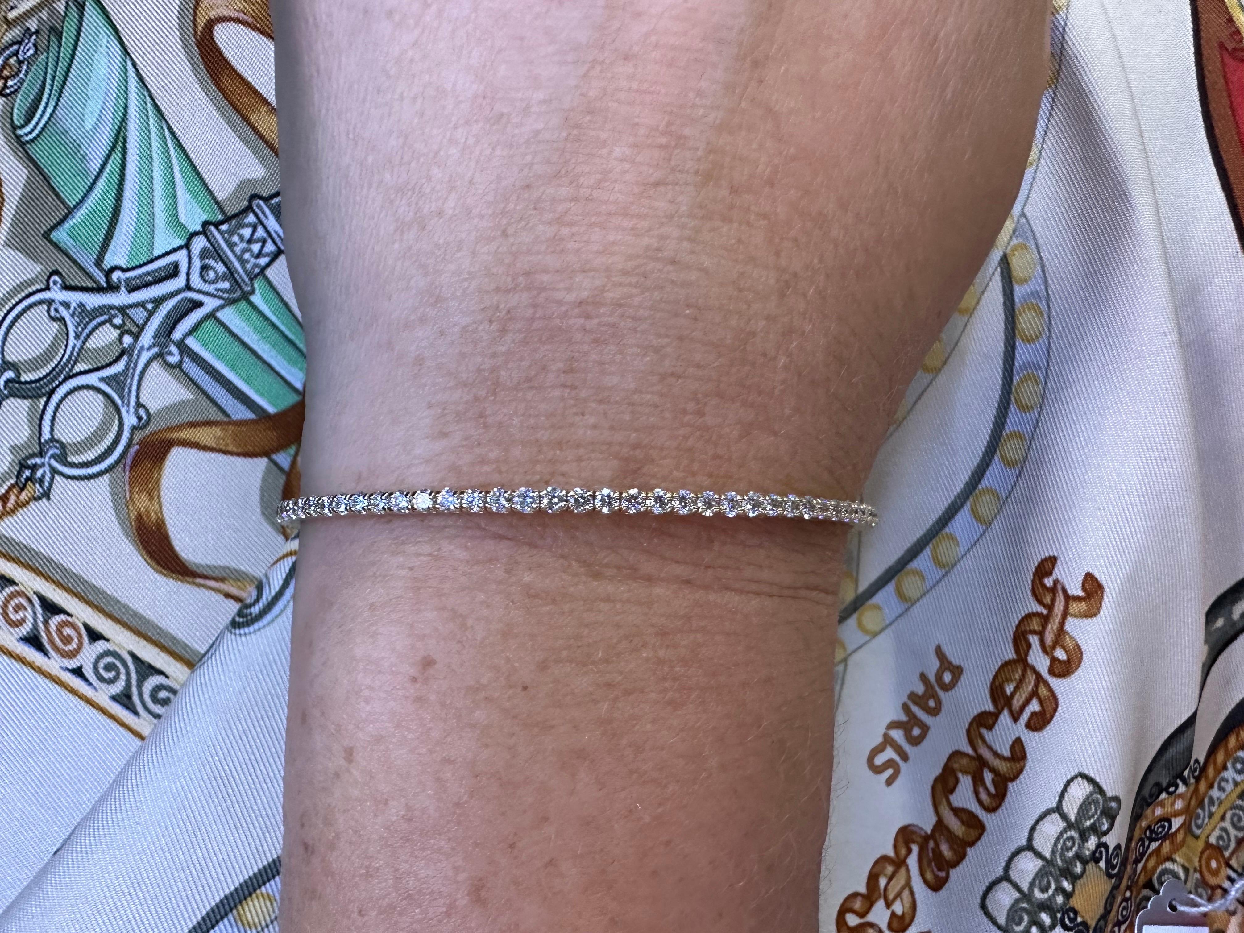 Diamond bangle bracelet 14KT flexible style In New Condition For Sale In Boca Raton, FL