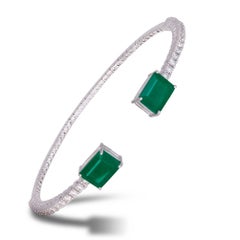 Bracelet jonc en or blanc 18 carats avec diamants 0,77 carat/30 pièces, émeraude 3,18 carats