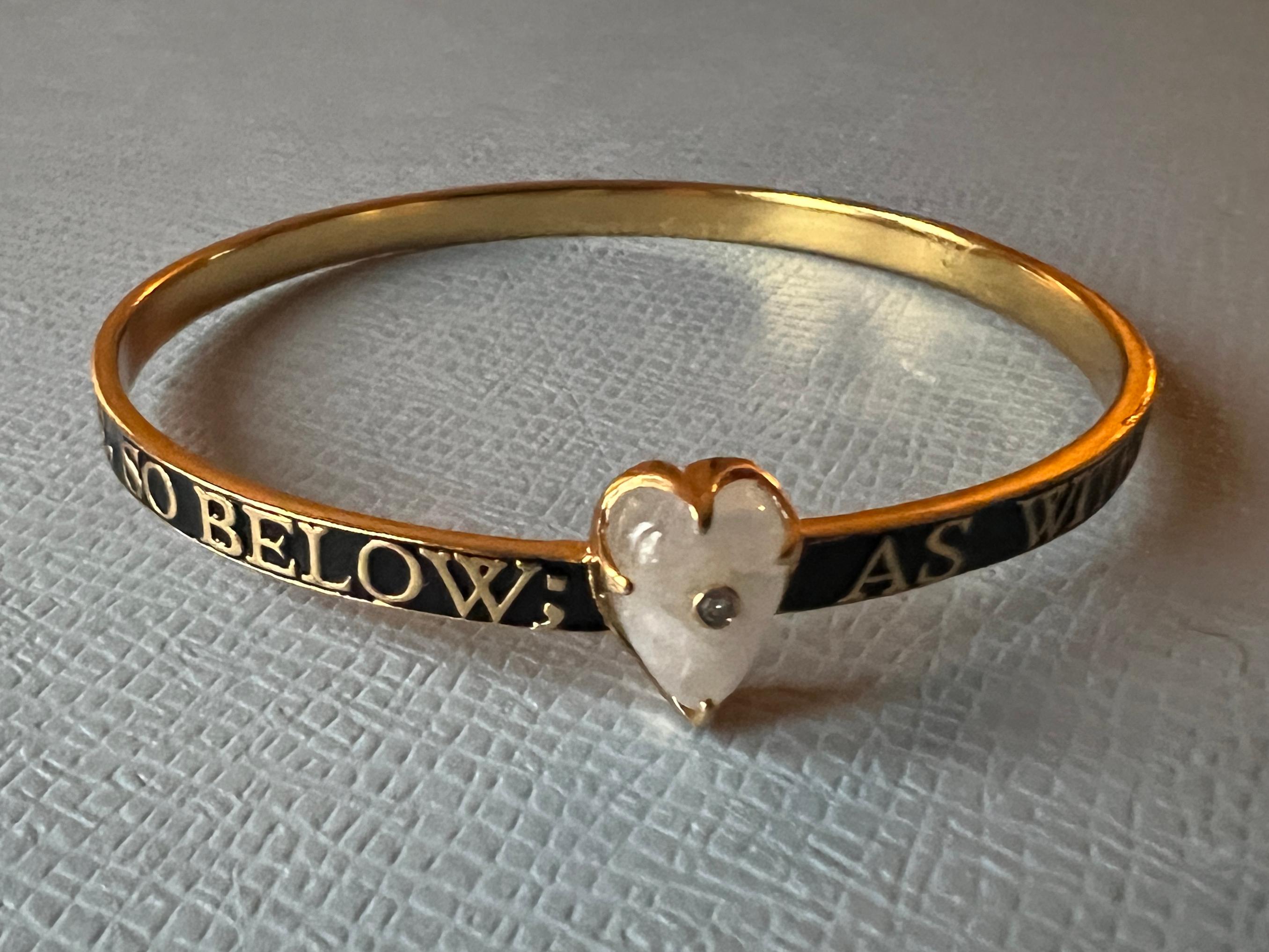 Bracelet jonc cœur en pierre de lune et diamants émaillés noirs Neuf - En vente à Los Angeles, CA