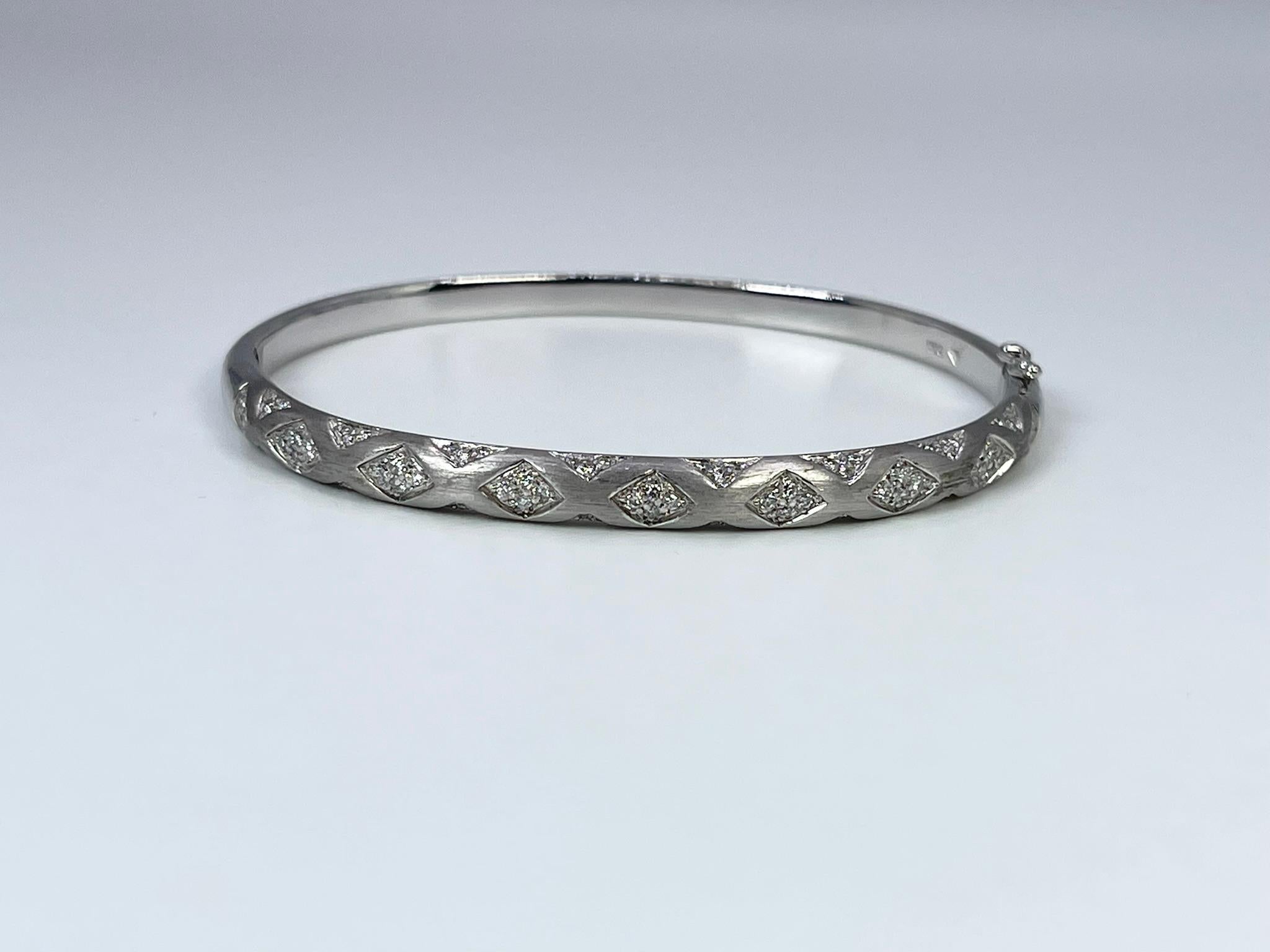 Bangle bracelet in 18KT white gold.

GRAM WEIGHT: 22.00gr
METAL: 18KT WHITE gold

NATURAL DIAMOND(S)
Cut: Round 
Color: G (average)
Clarity: VS-SI (average)
Carat: 0.55ct
Length: 2.5 inches long by 2 inches wide
Item number: 170-00035


WHAT YOU GET