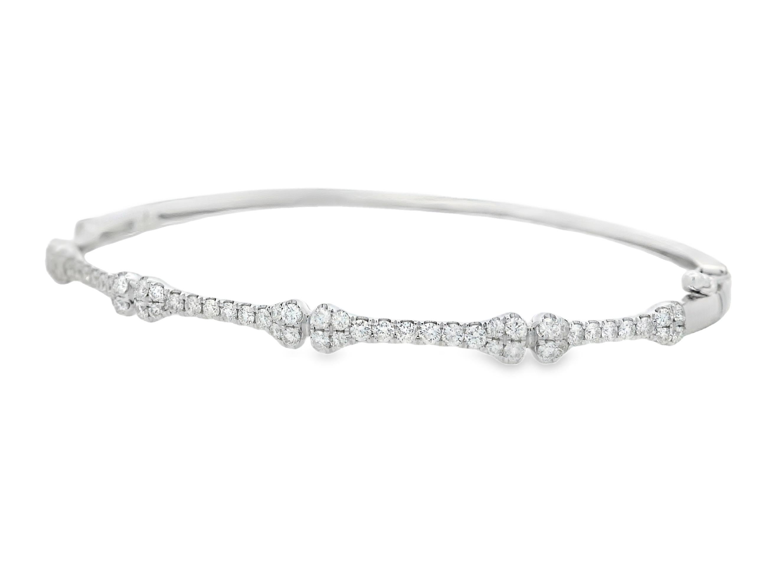 Raffinata espressione di sobria eleganza, questo bracciale bangle in oro bianco 14K è impreziosito da 68 diamanti rotondi a taglio brillante per un totale di 1,00 carati. I diamanti sono incastonati in una silhouette fluida e sottilmente sagomata,