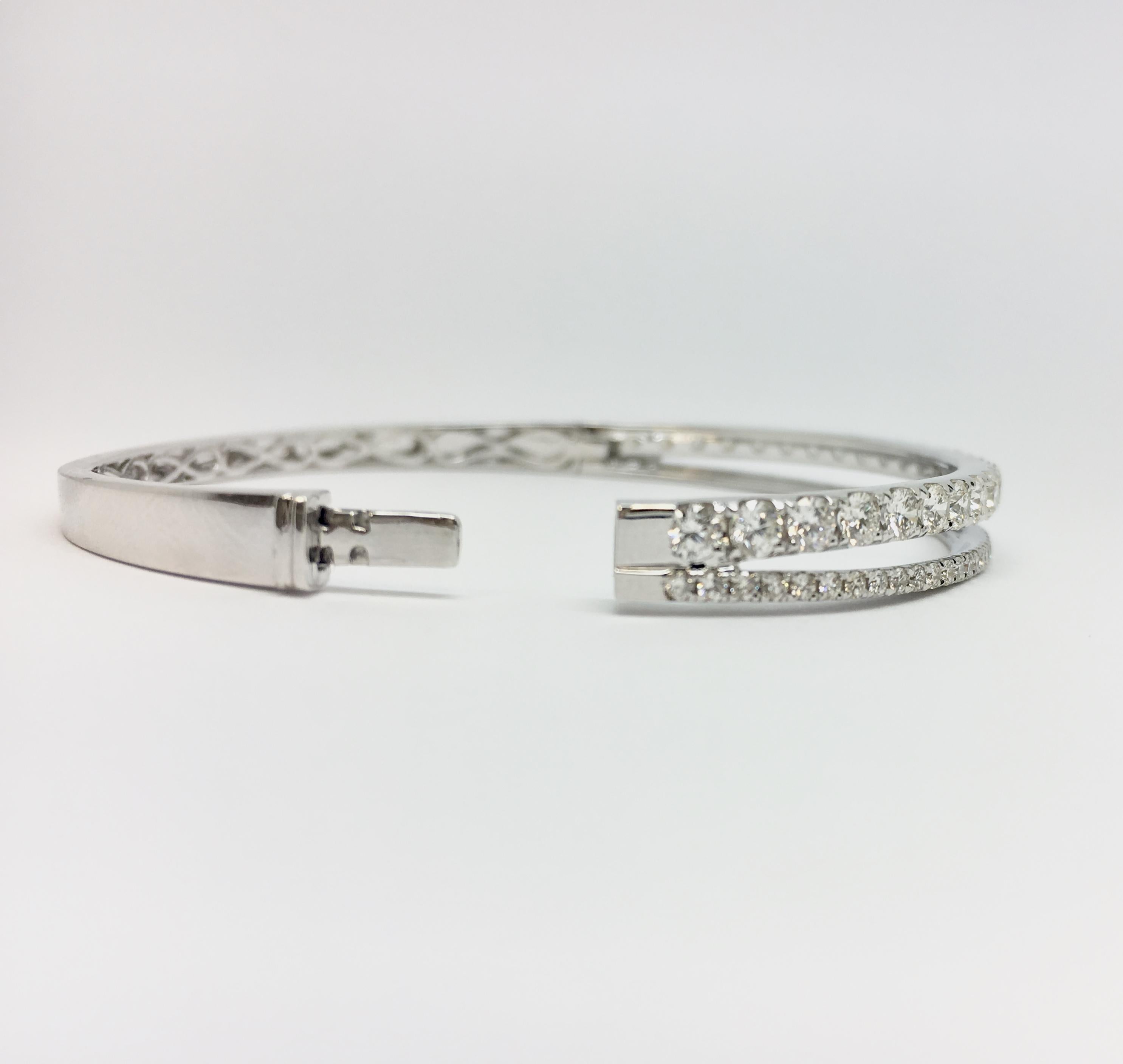 Diamond Bangle Double Row in 18 Karat White Gold Bracelet In New Condition For Sale In Ottawa, Ontario