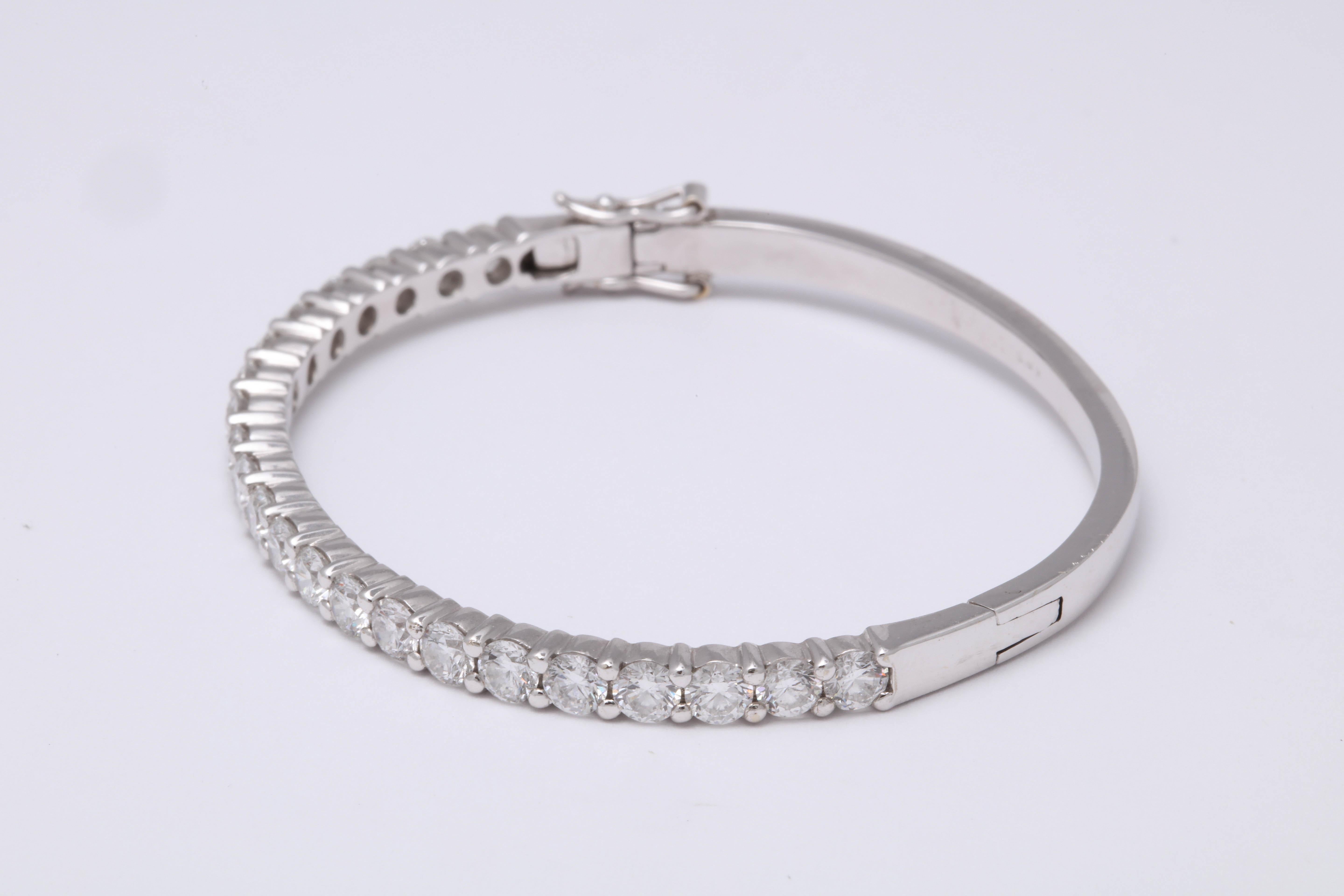 Bracelet jonc en diamants pour poignet de 15,24 cm Pour femmes en vente