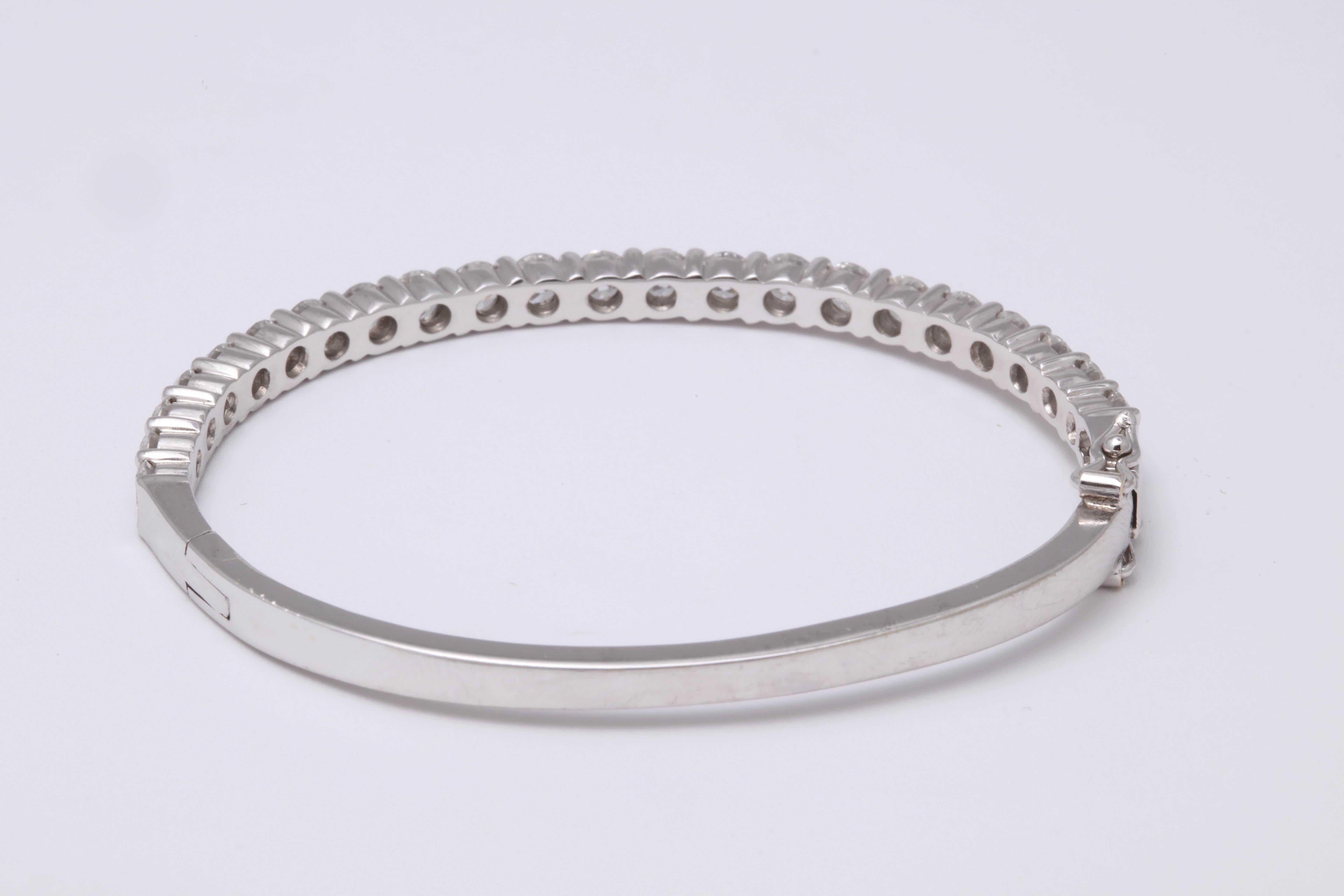 Bracelet jonc en diamants pour poignet de 15,24 cm en vente 1