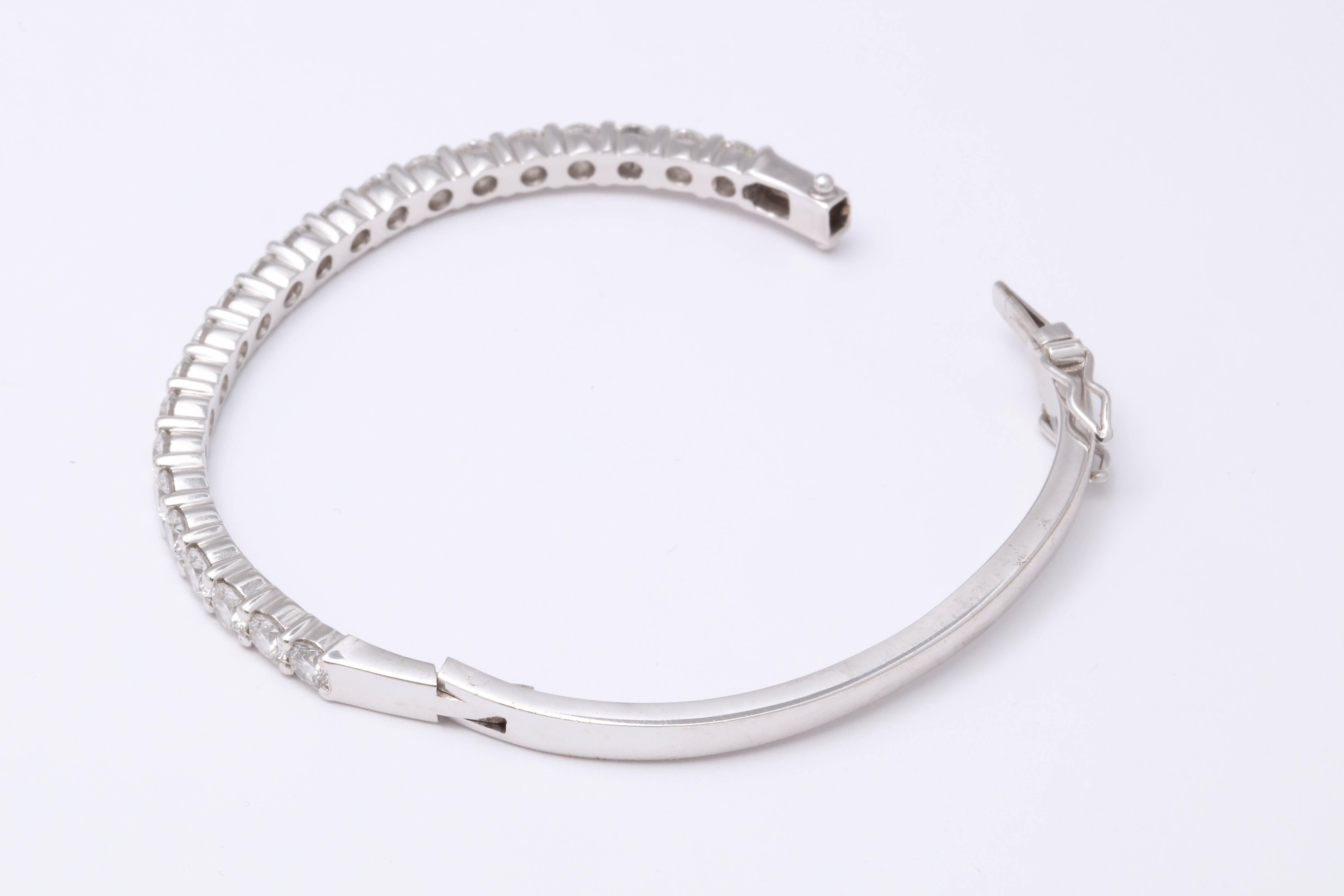 Diamond Bangle for 6 inch wrist In New Condition For Sale In New York, NY