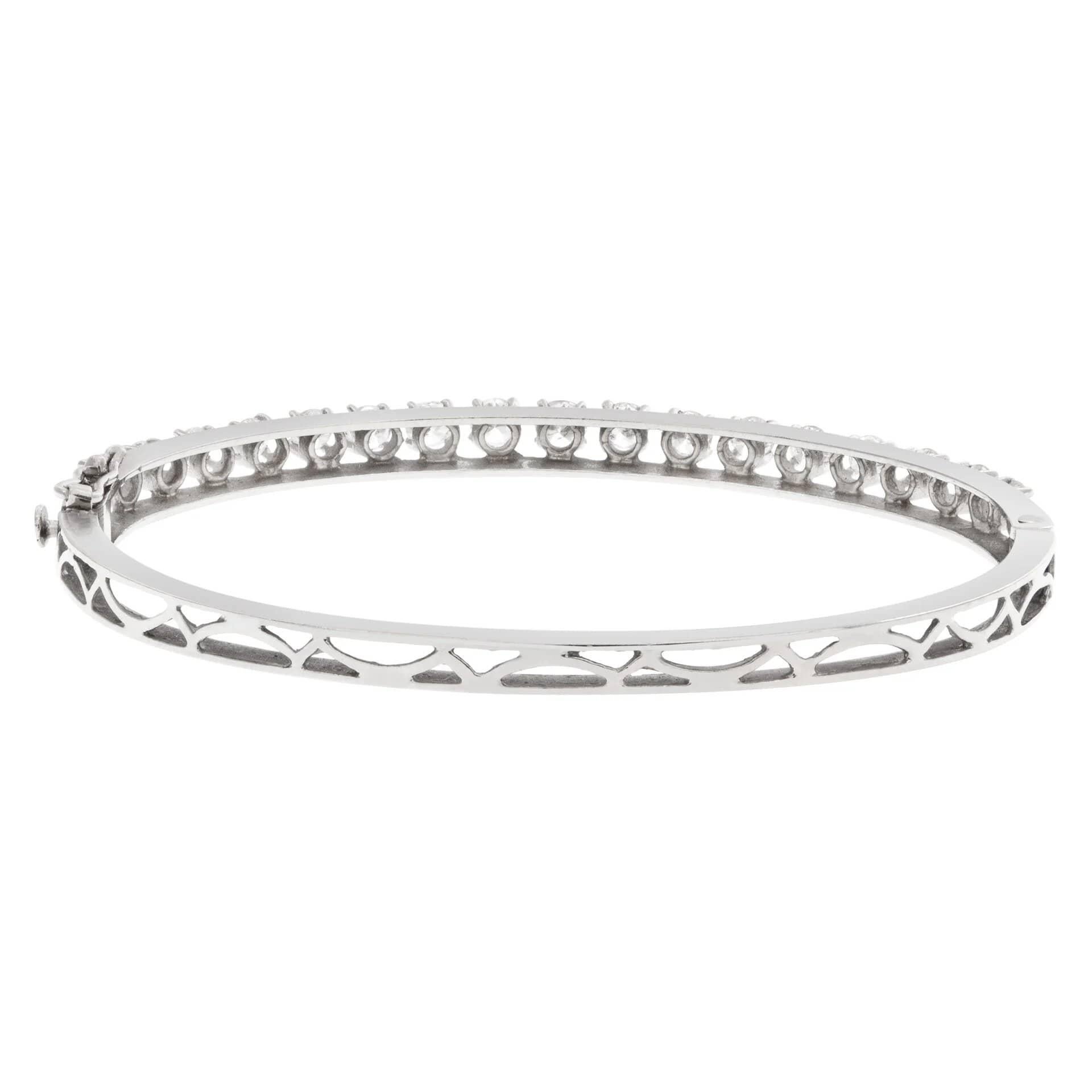 Diamond bangle in 14k white gold In Excellent Condition For Sale In Surfside, FL