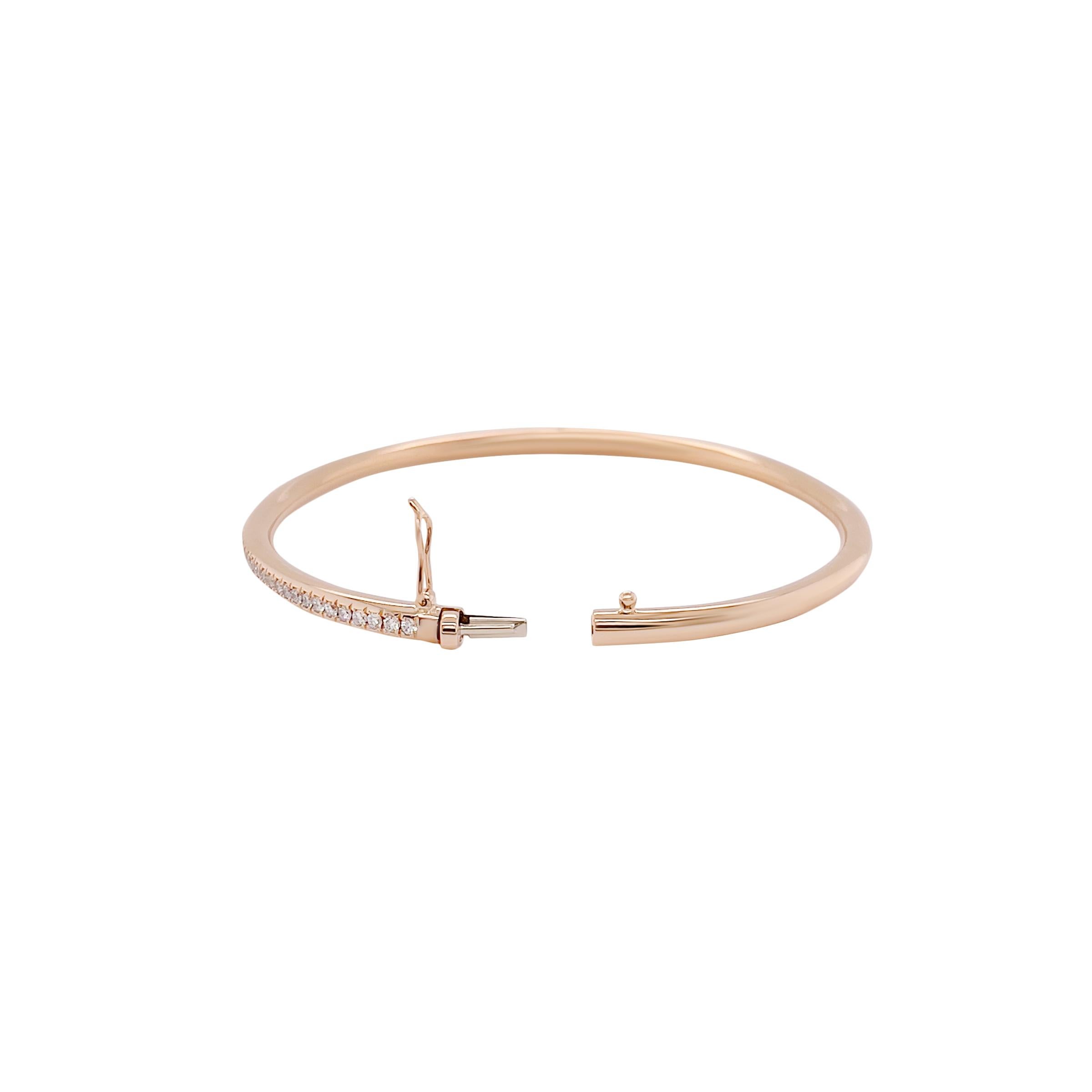 Eleganza con questo braccialetto ovale di squisita fattura, realizzato in lussuoso oro rosa 18 carati. Il design elegante e contemporaneo è impreziosito da una serie scintillante di diamanti naturali, meticolosamente incastonati per esaltarne la