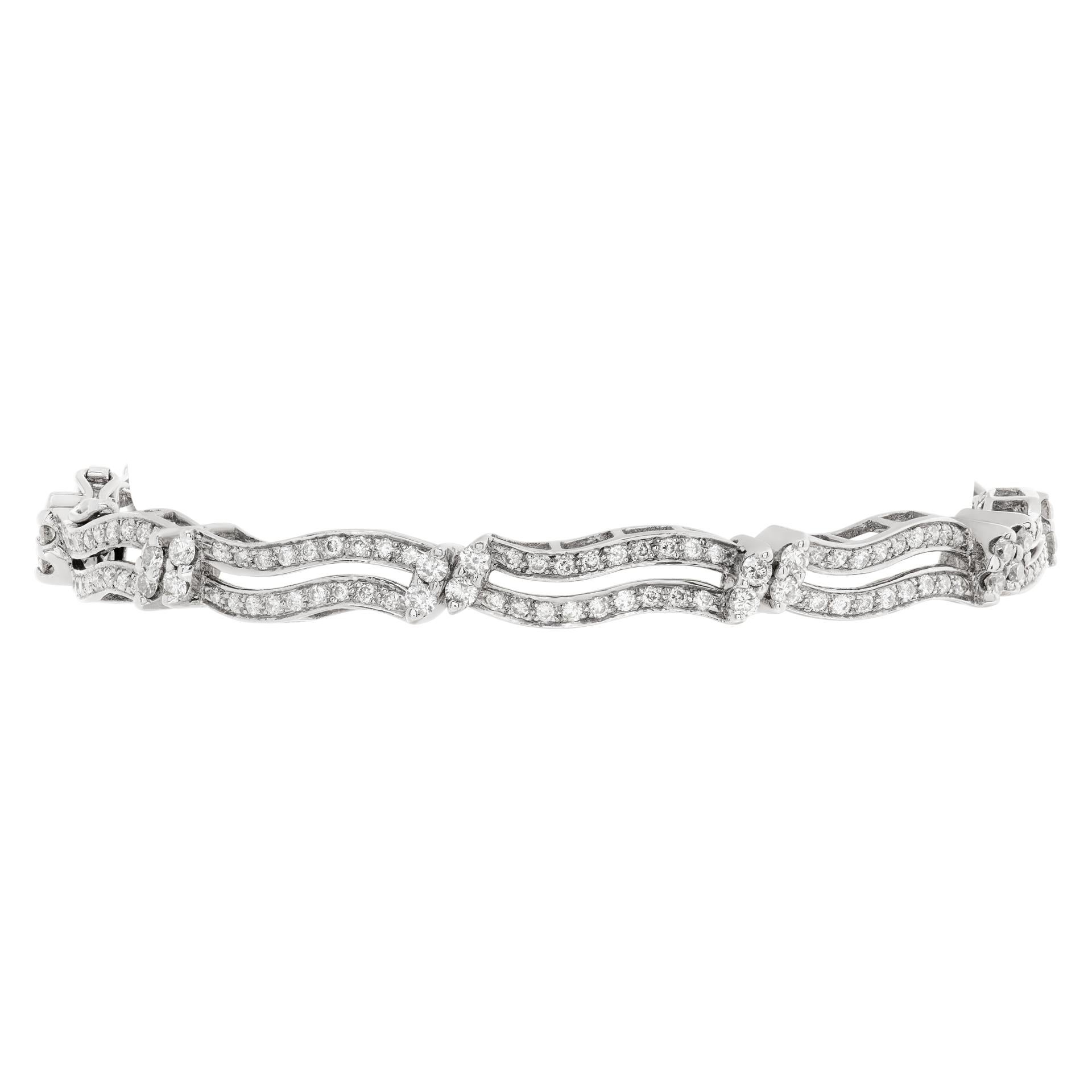 Diamond bangle in 18K white gold with approximately 1 carat in round diamonds