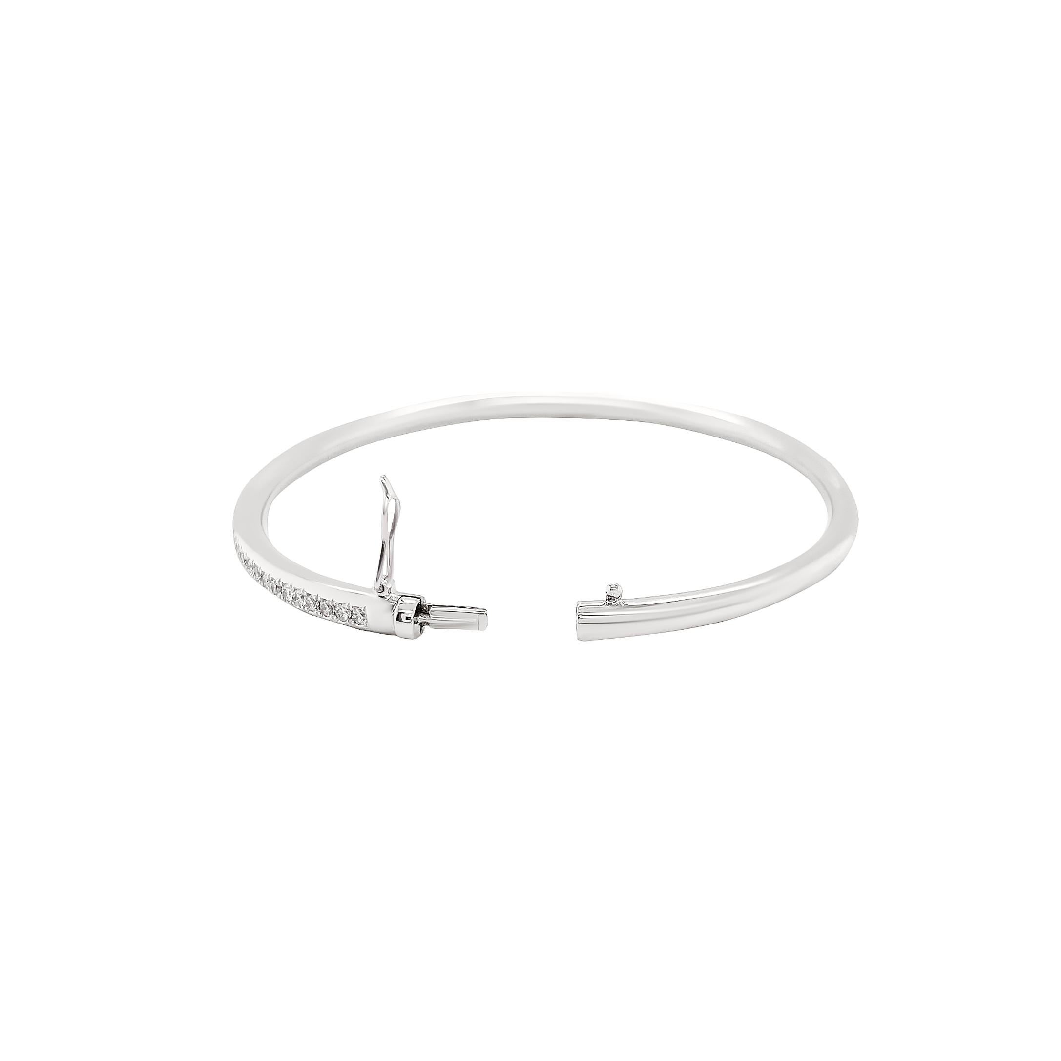 Eleganza con questo braccialetto ovale di squisita fattura, realizzato in lussuoso oro bianco 18 carati. Il design elegante e contemporaneo è impreziosito da una serie scintillante di diamanti naturali, meticolosamente incastonati per esaltarne la