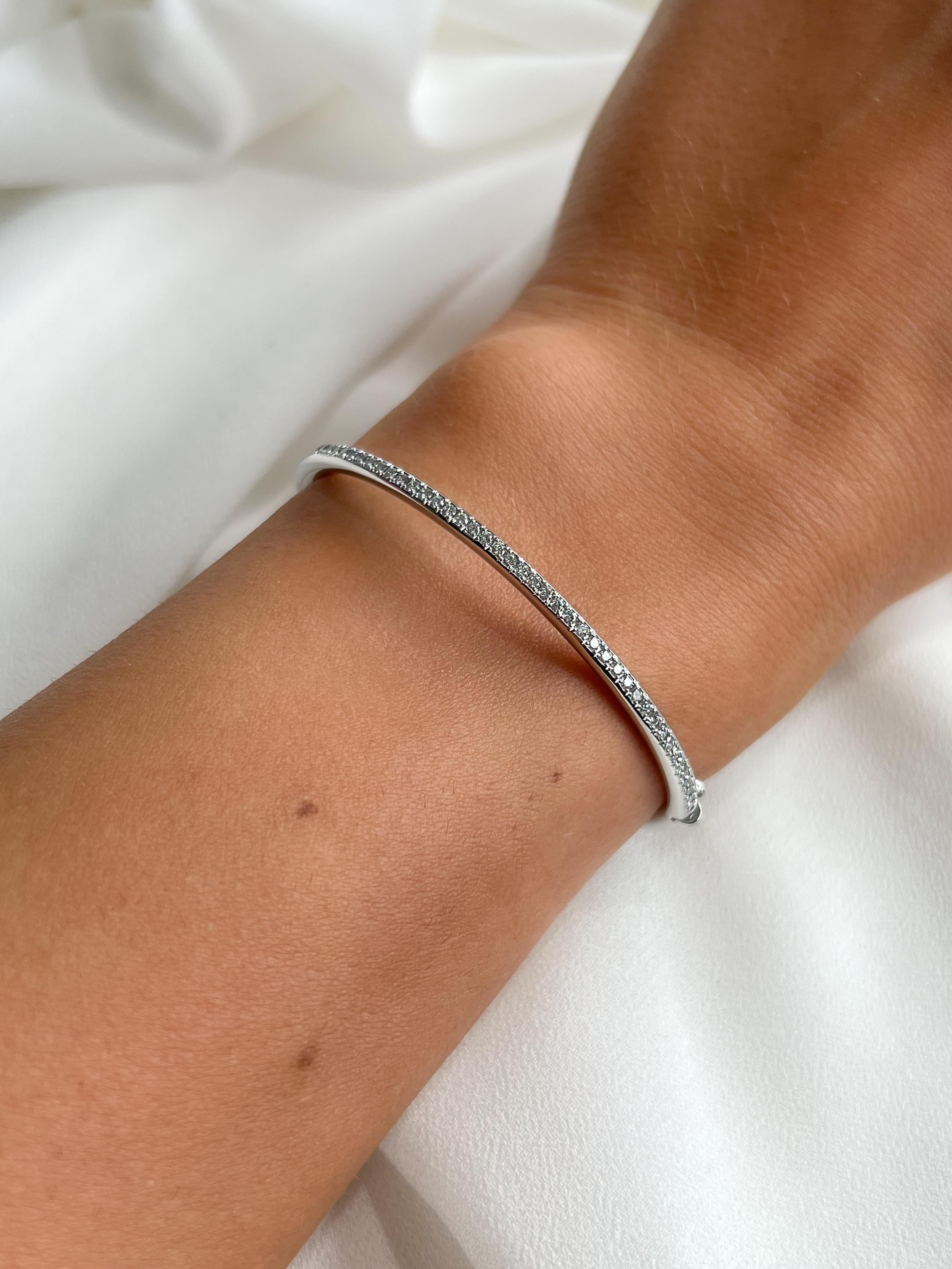 Moderno Bangle con diamanti in oro bianco 18 carati in vendita