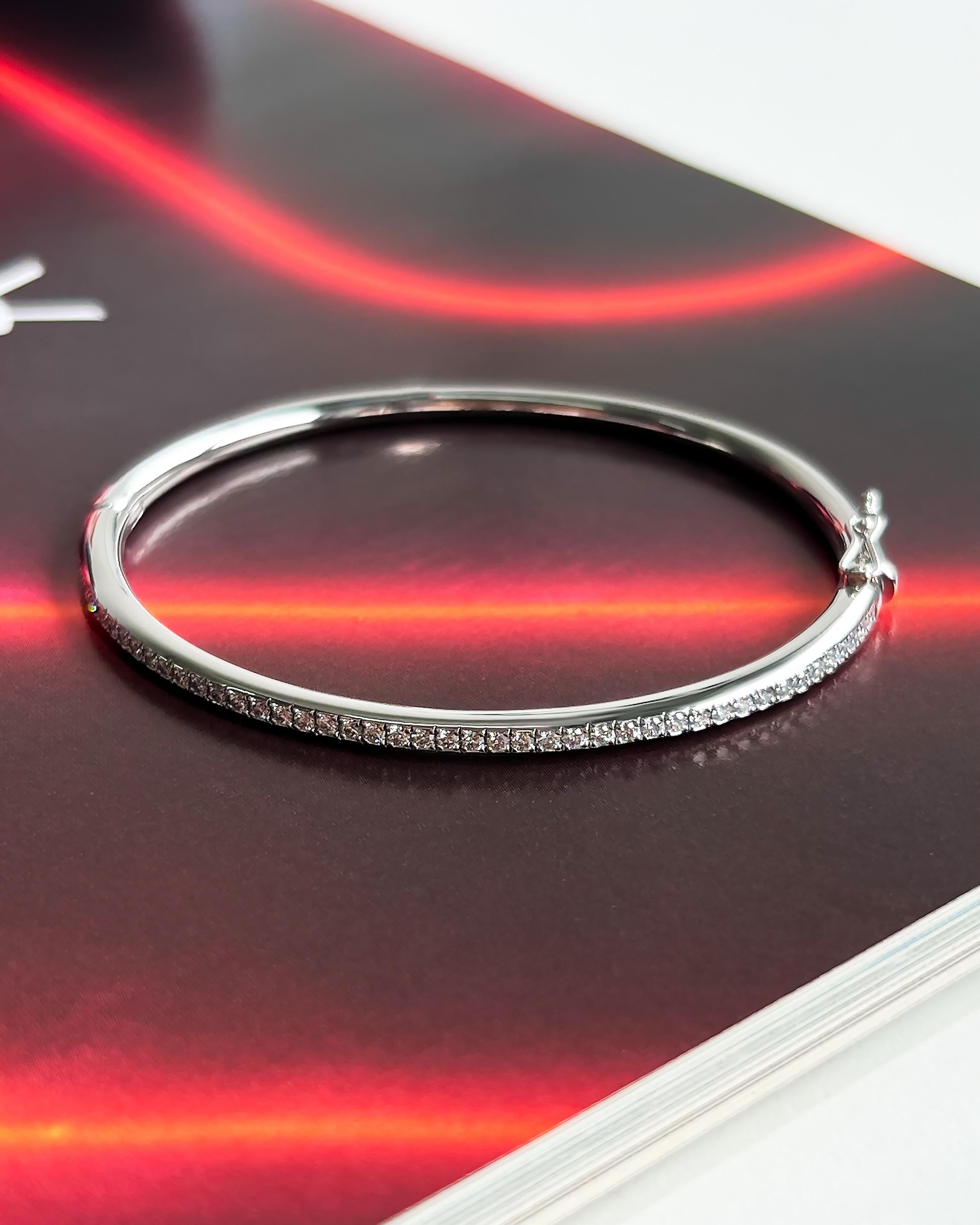 Taglio rotondo Bangle con diamanti in oro bianco 18 carati in vendita