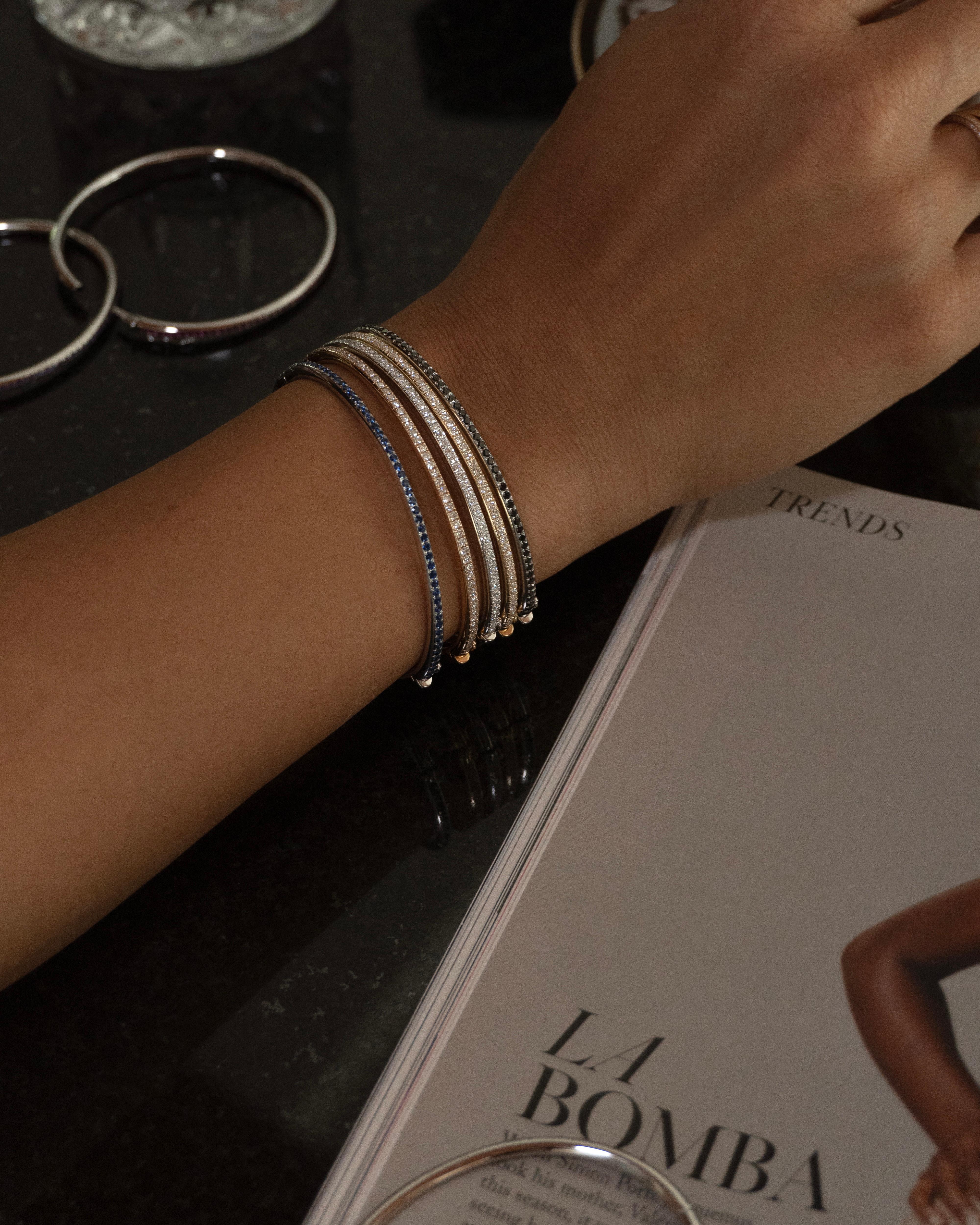 Bangle con diamanti in oro bianco 18 carati In condizioni Nuovo in vendita a Bangkok, TH