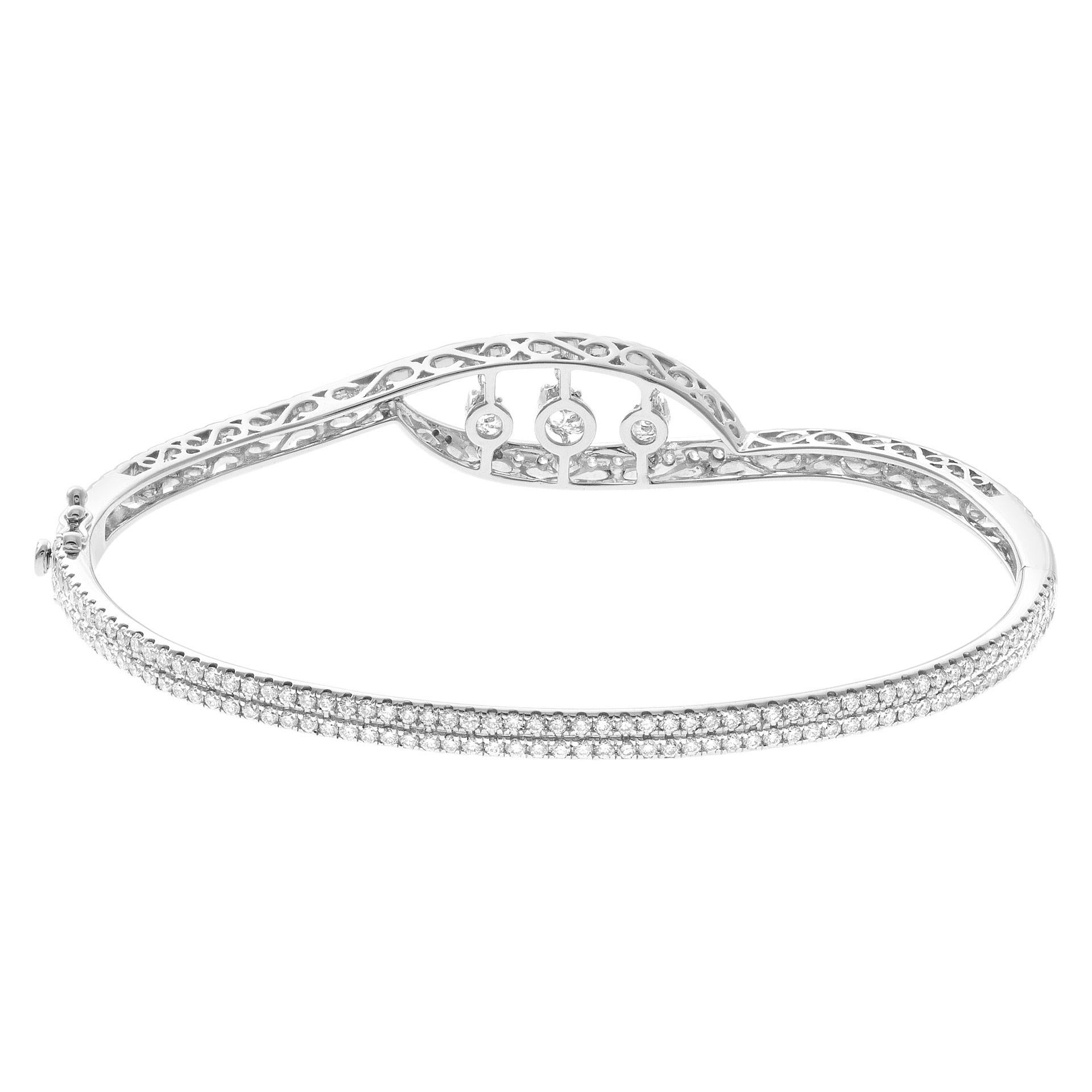 Women's Diamond Bangle in 18k White Gold with 3.14 Carats in Diamonds For Sale