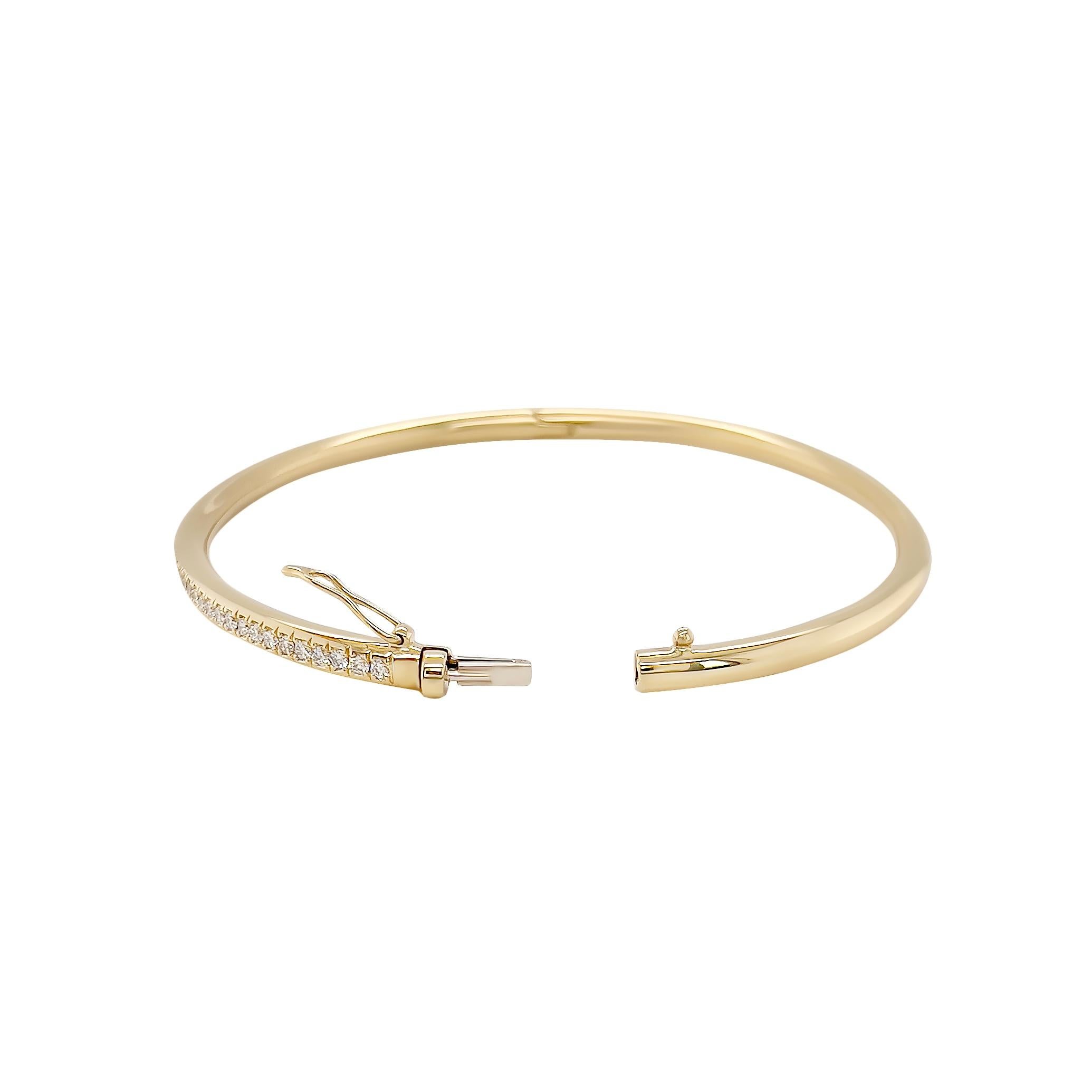 Élevez votre élégance avec ce bracelet ovale d'une facture exquise, réalisé en luxueux or jaune 18 carats. Le design élégant et contemporain est orné d'un ensemble de diamants naturels scintillants, méticuleusement sertis pour en rehausser l'éclat.