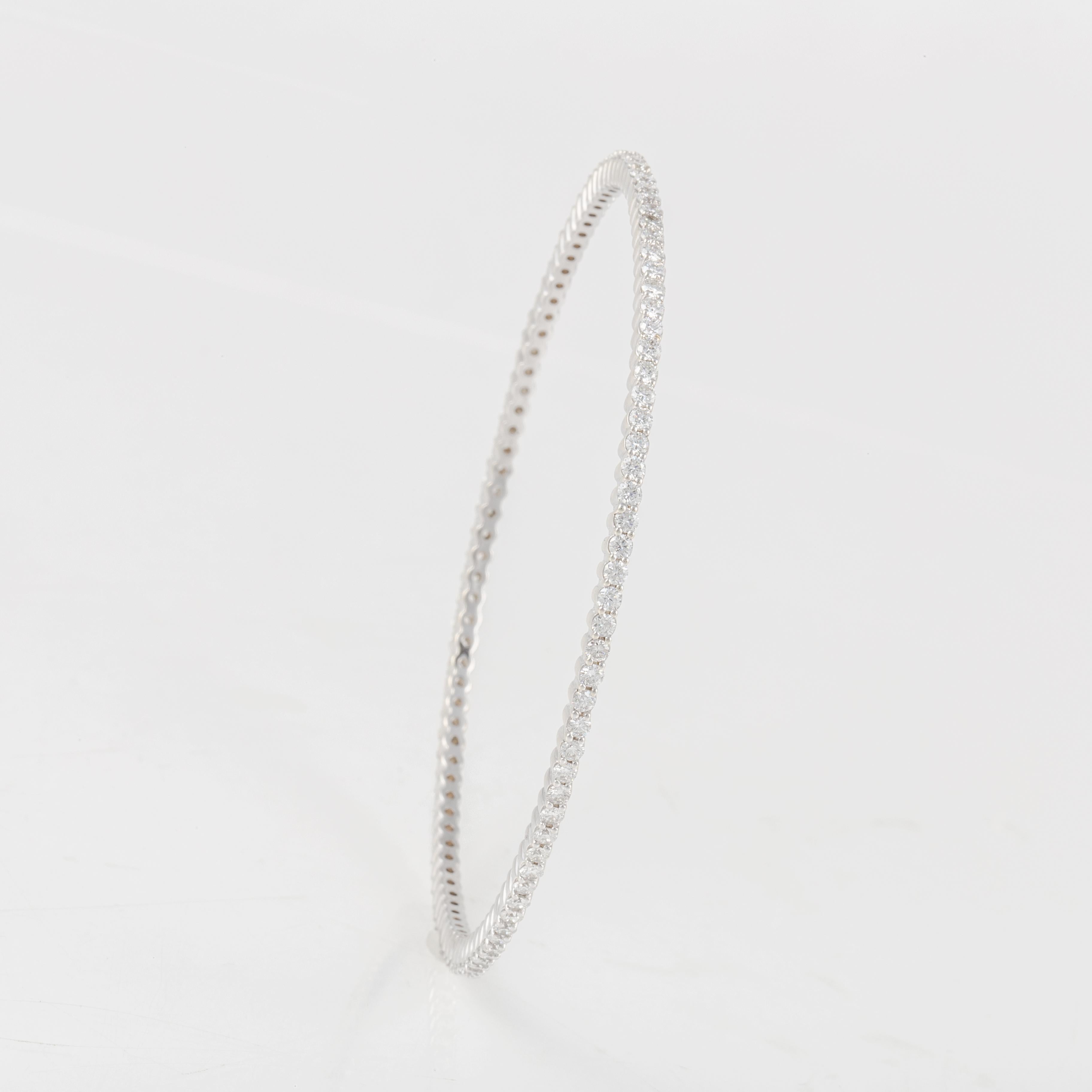 Taille ronde Bracelet jonc en or blanc 18 carats avec diamants en vente