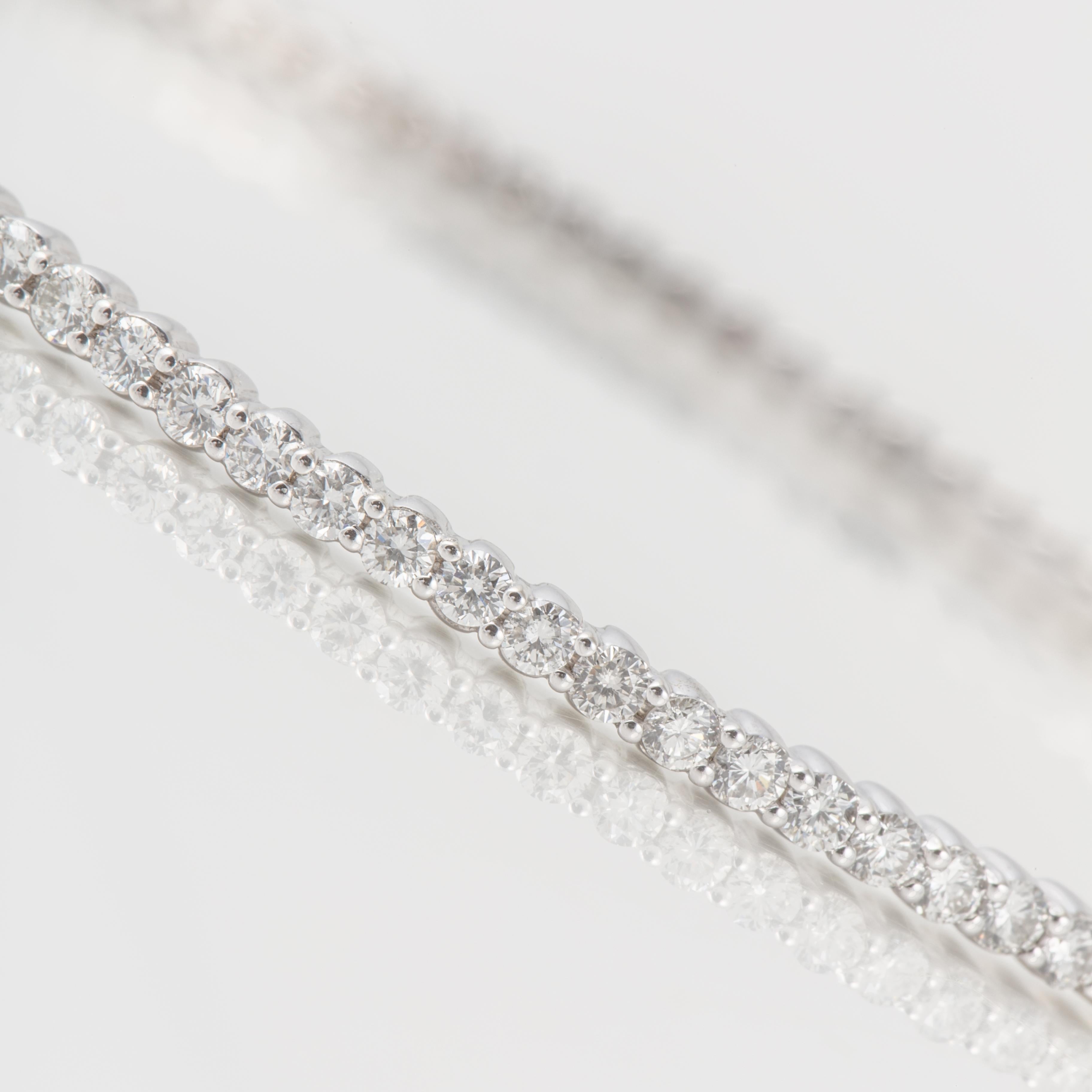 Bracelet jonc en or blanc 18 carats avec diamants Bon état - En vente à Houston, TX