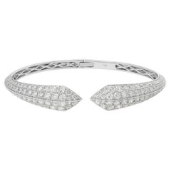 Diamond bangle in white gold, with round brilliant cut diamonds.