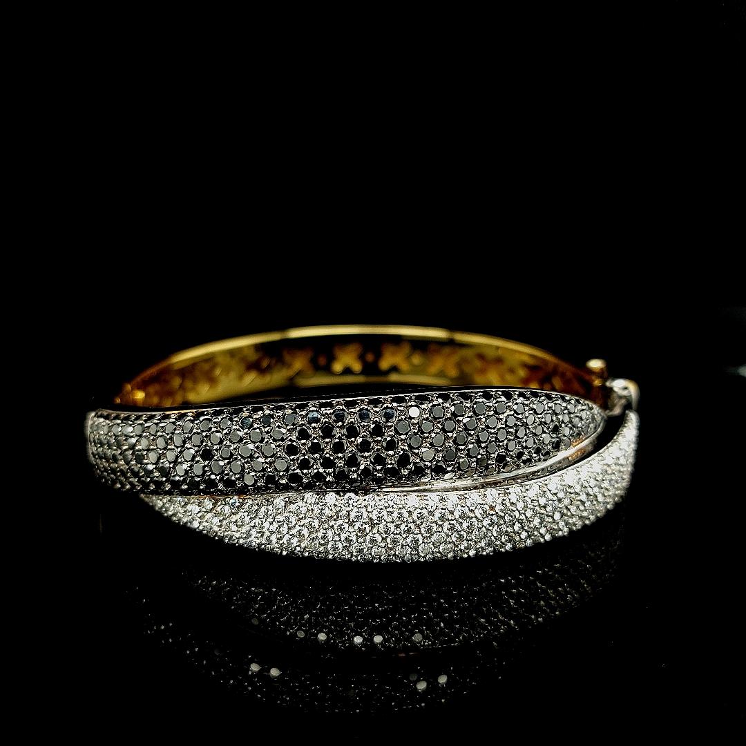 Diamond Bangle Pavé Set With Black & White Top Quality Diamonds

Stunning diamond set bangle to shine every day again .

It s been made from solid 18 kt white and yellow gold to match all your white & yellow gold yewellery at once.

BI COLOUR GOLDEN