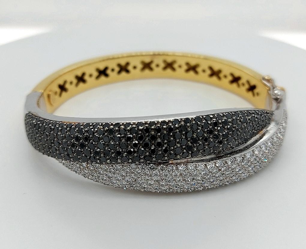 Diamond Bangle Pavé Set with Black and White Top Quality Diamonds In New Condition In Antwerp, BE