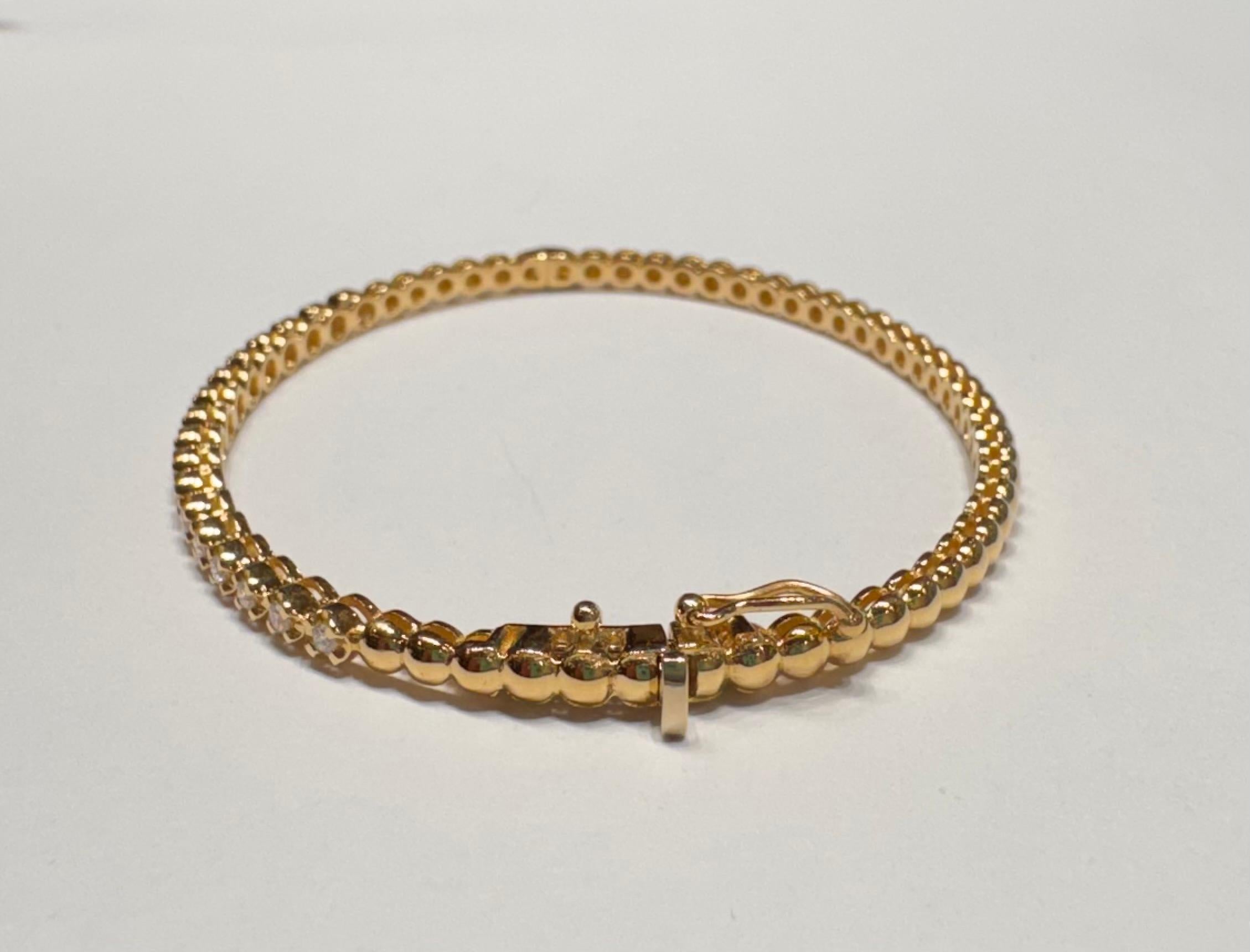 Bangle con diamanti incastonati in oro 18 carati in vendita 4