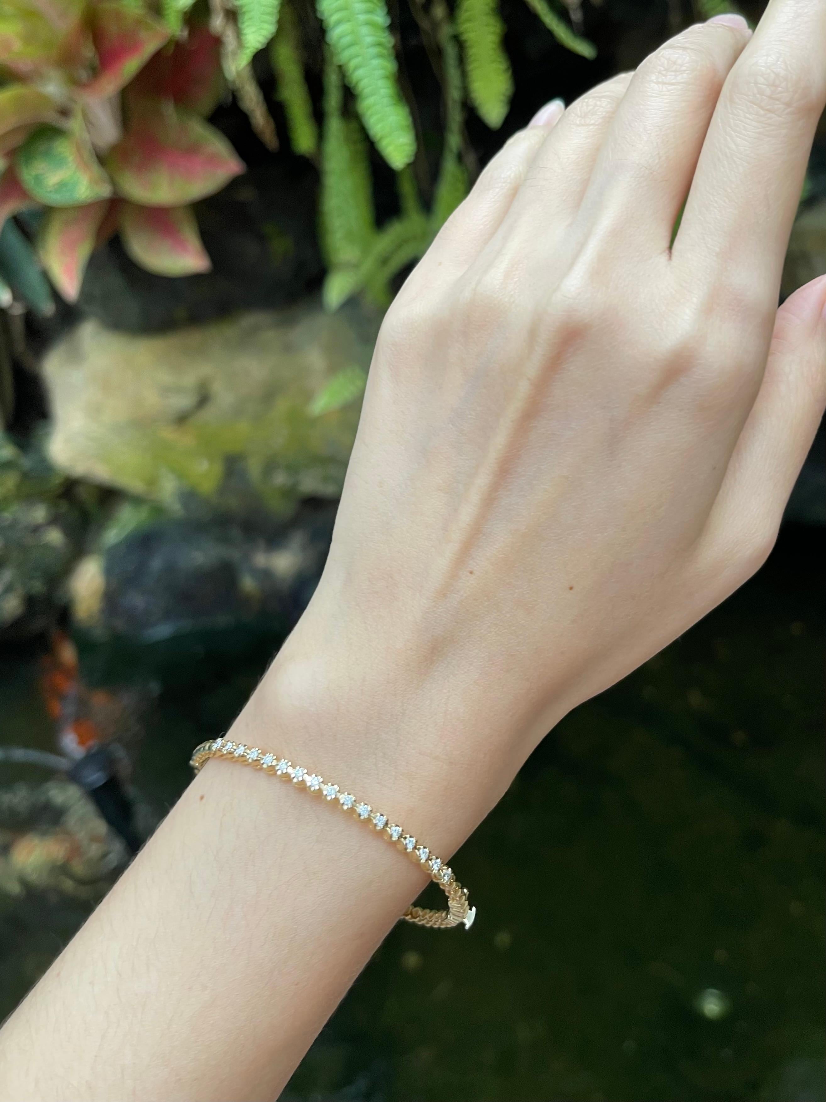 Bracciale con diamante da 0,34 carati in oro 18K

Larghezza:  0.2 cm 
Diametro: 5.5 cm
Peso totale: 9.33 grammi

