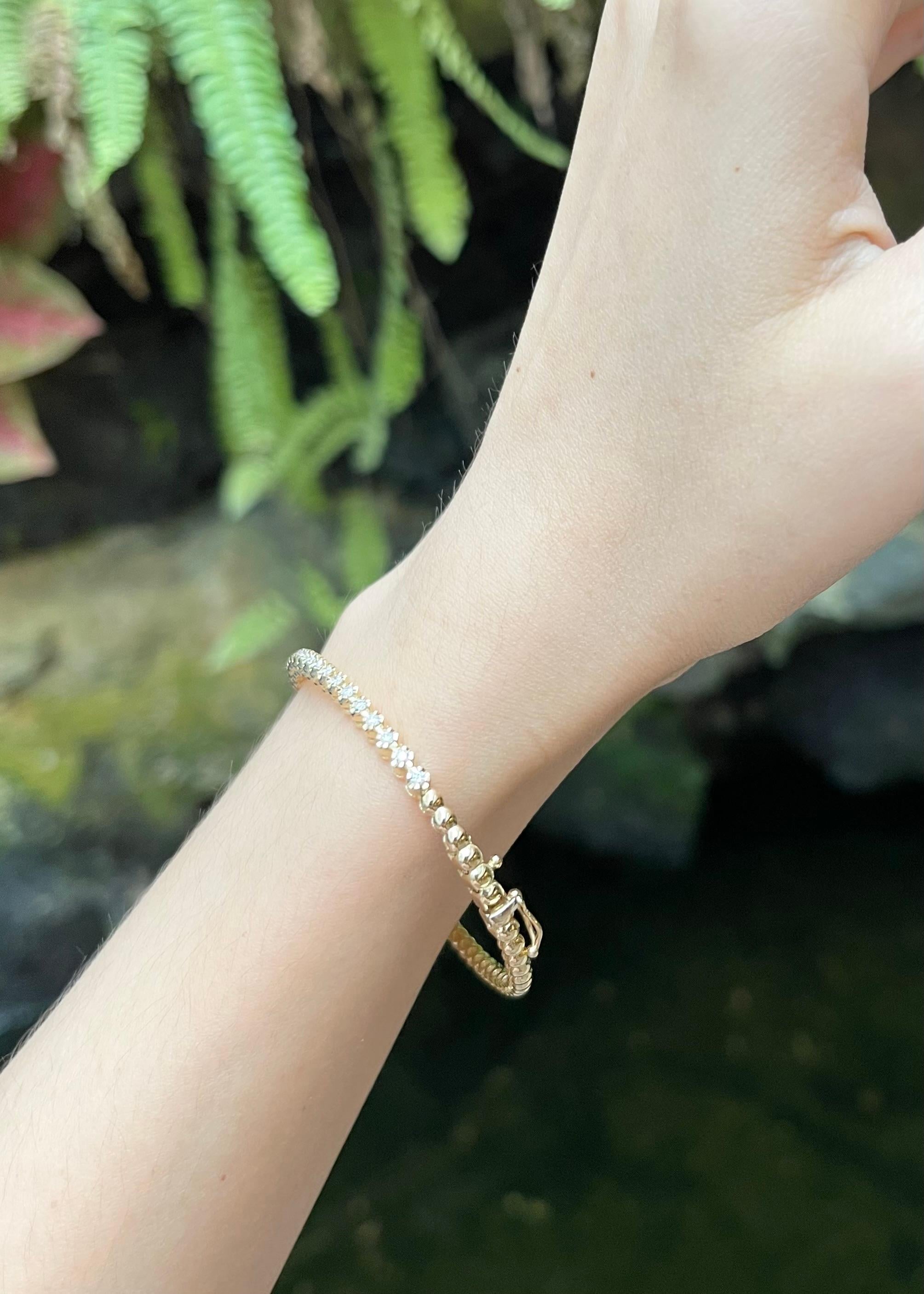 Contemporaneo Bangle con diamanti incastonati in oro 18 carati in vendita