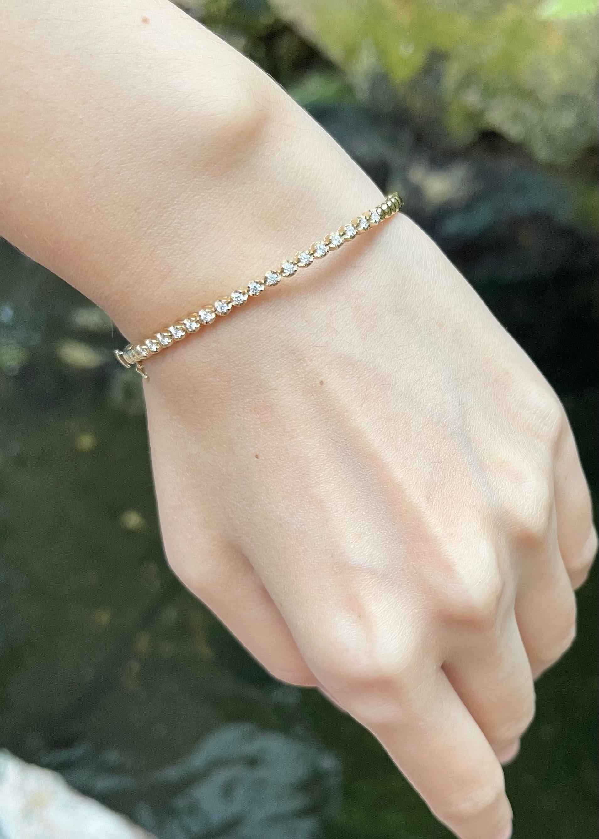 Bangle con diamanti incastonati in oro 18 carati In condizioni Nuovo in vendita a Bangkok, TH