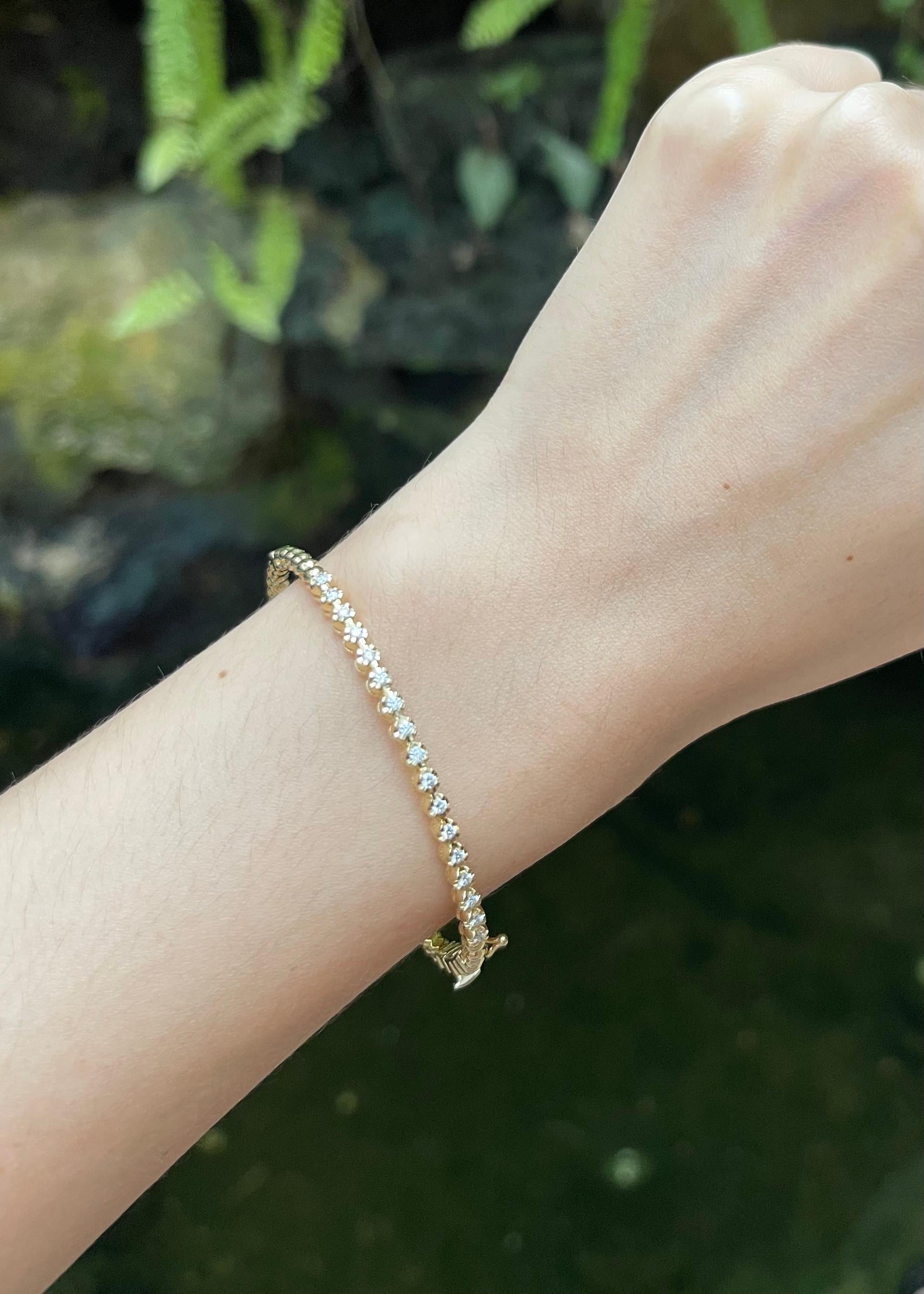 Donna Bangle con diamanti incastonati in oro 18 carati in vendita