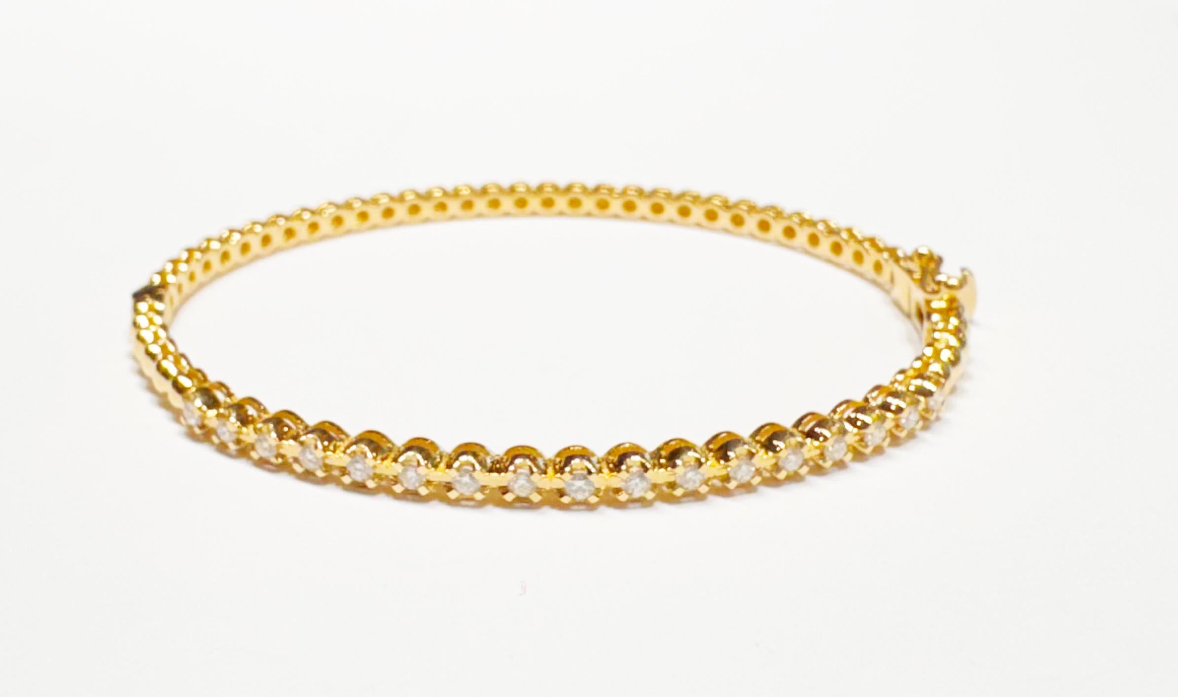 Bangle con diamanti incastonati in oro 18 carati in vendita 1