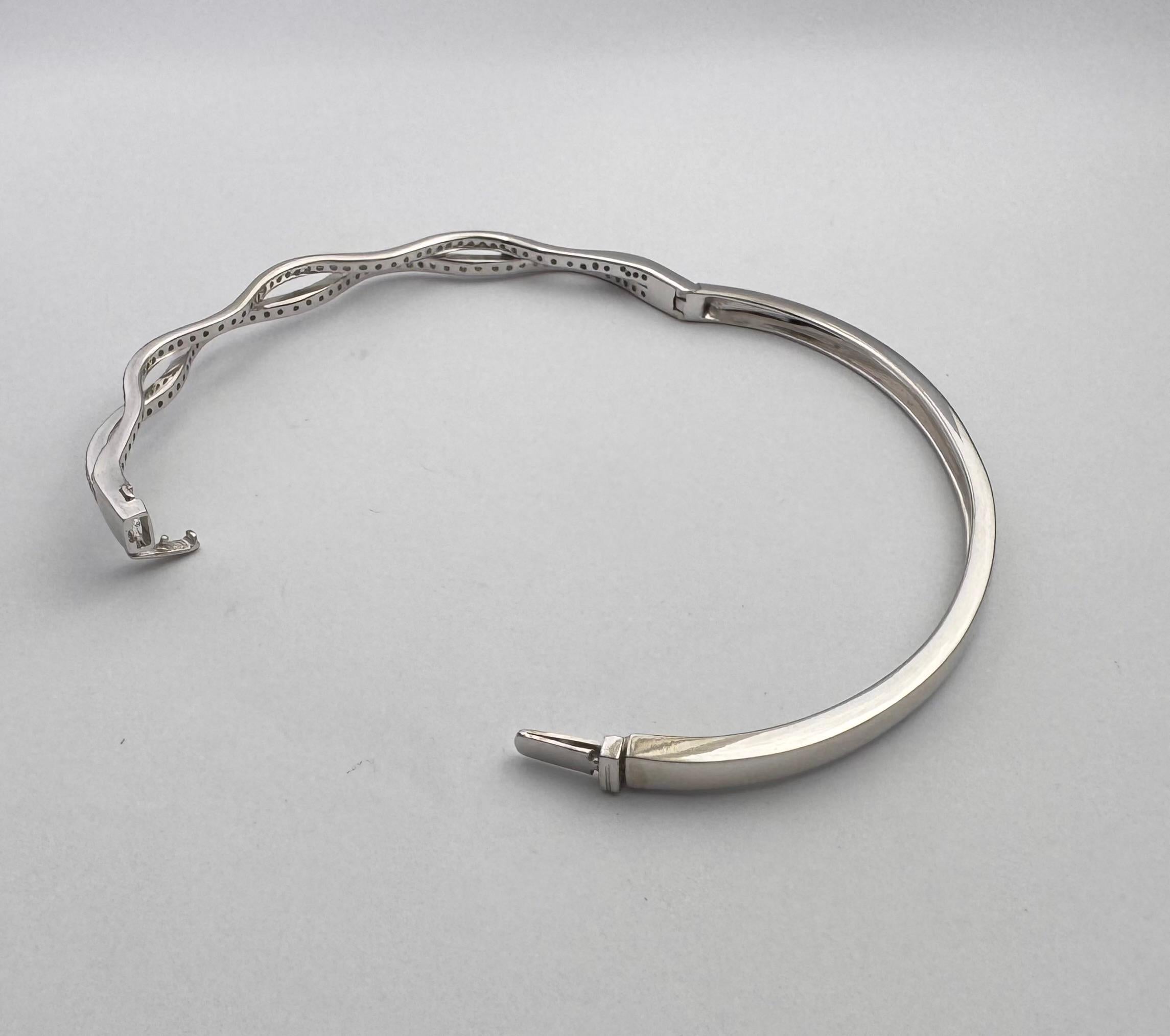 Diamond Bangle set in 18K White Gold Settings en venta 4