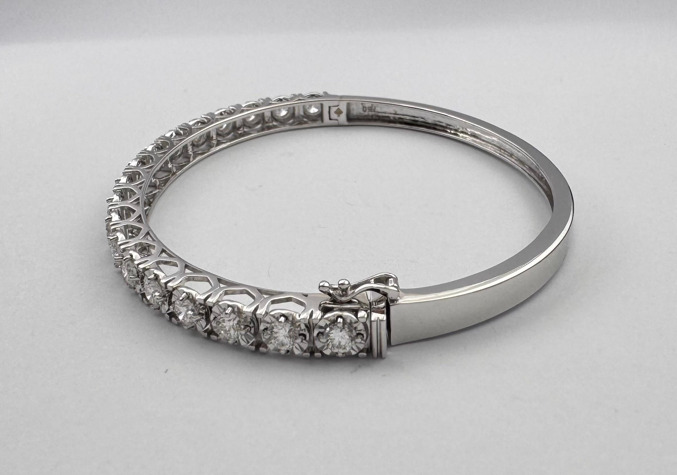Bangle con diamanti incastonati in oro bianco 18 carati in vendita 4