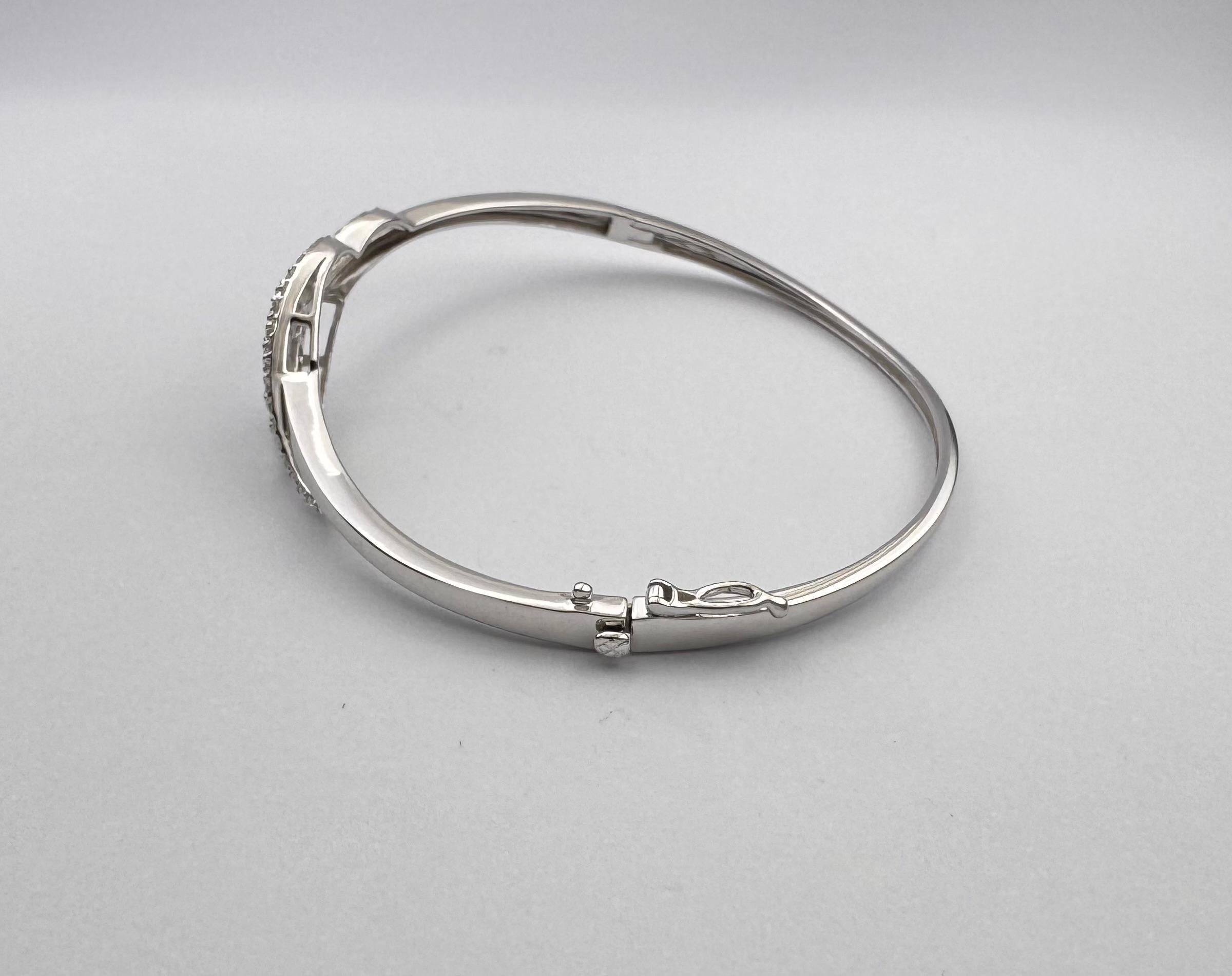 Bracelet en or blanc 18 carats serti de diamants en vente 4