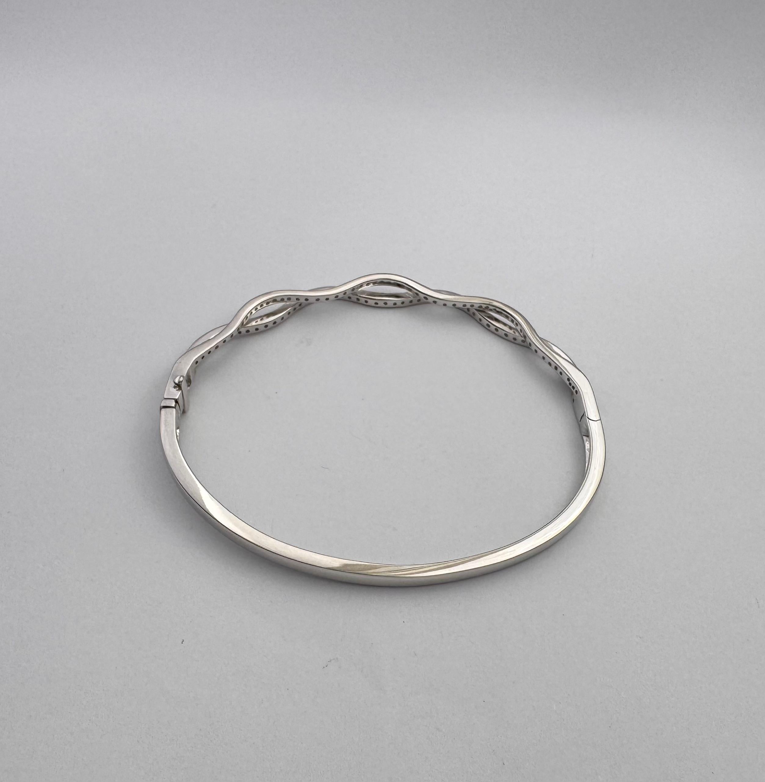 Diamond Bangle set in 18K White Gold Settings en venta 5