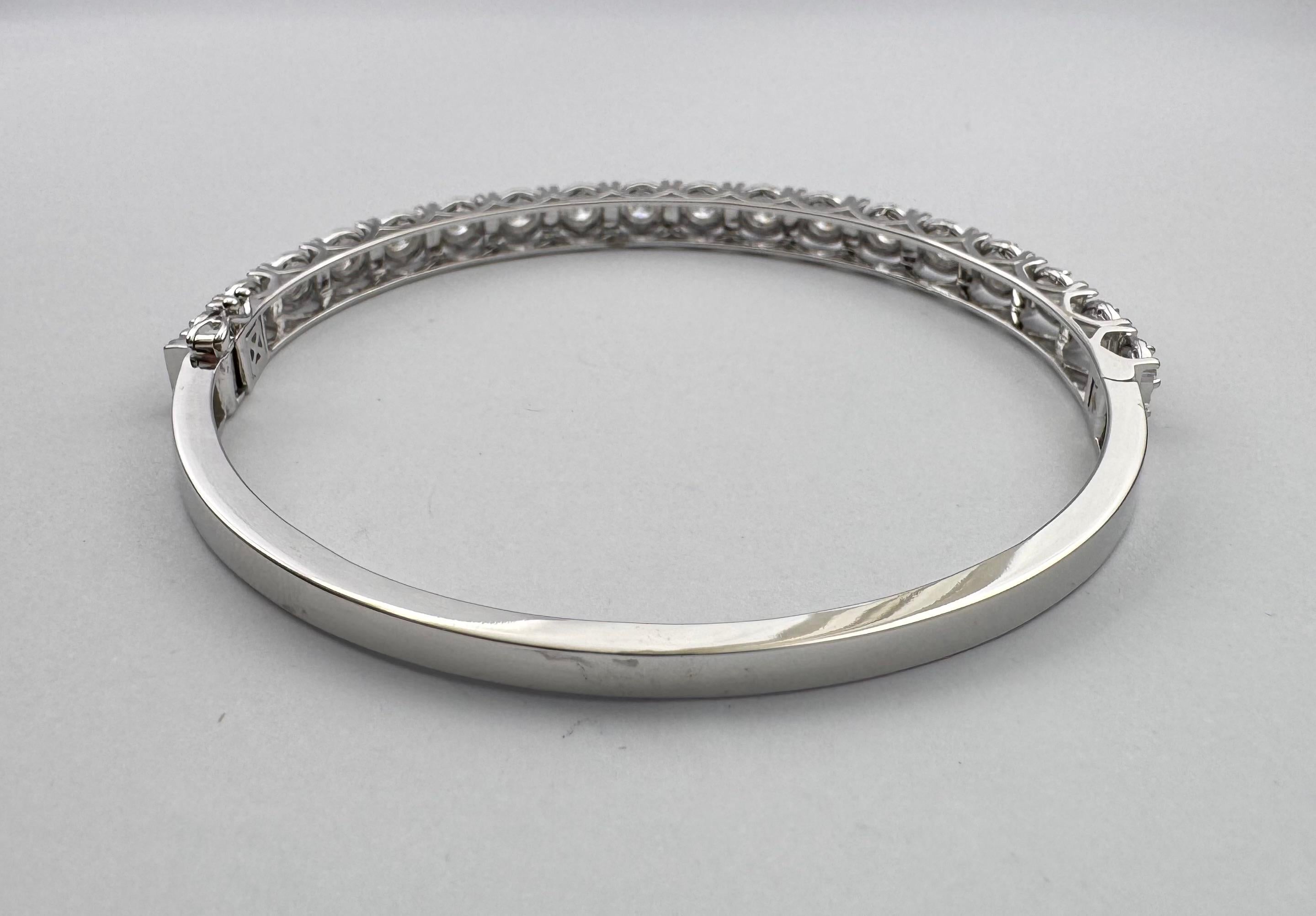 Bangle con diamanti incastonati in oro bianco 18 carati in vendita 5