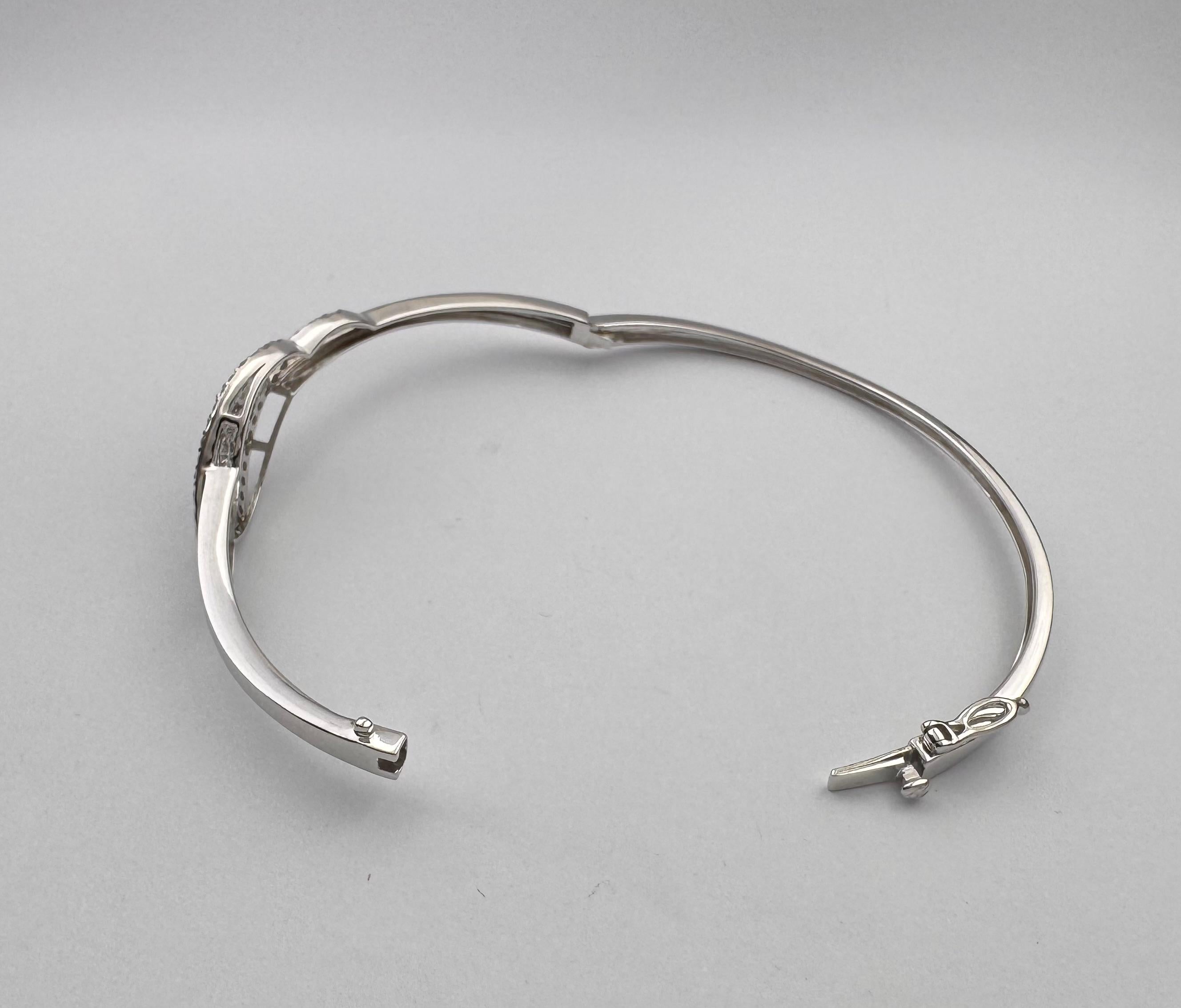 Bracelet en or blanc 18 carats serti de diamants en vente 5