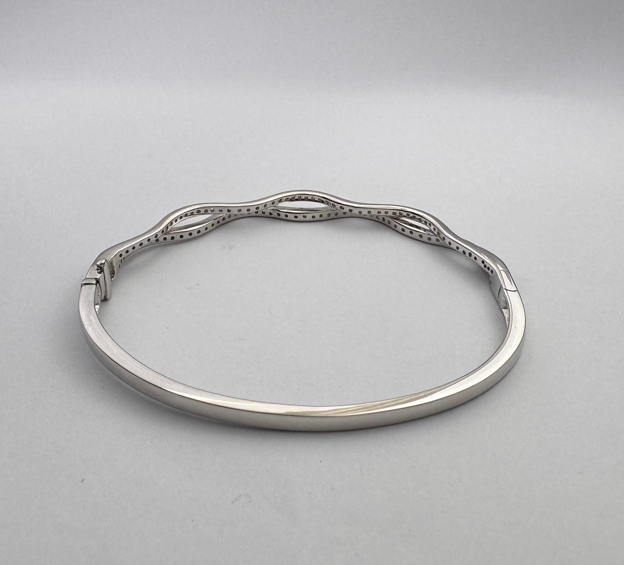 Diamond Bangle set in 18K White Gold Settings en venta 6