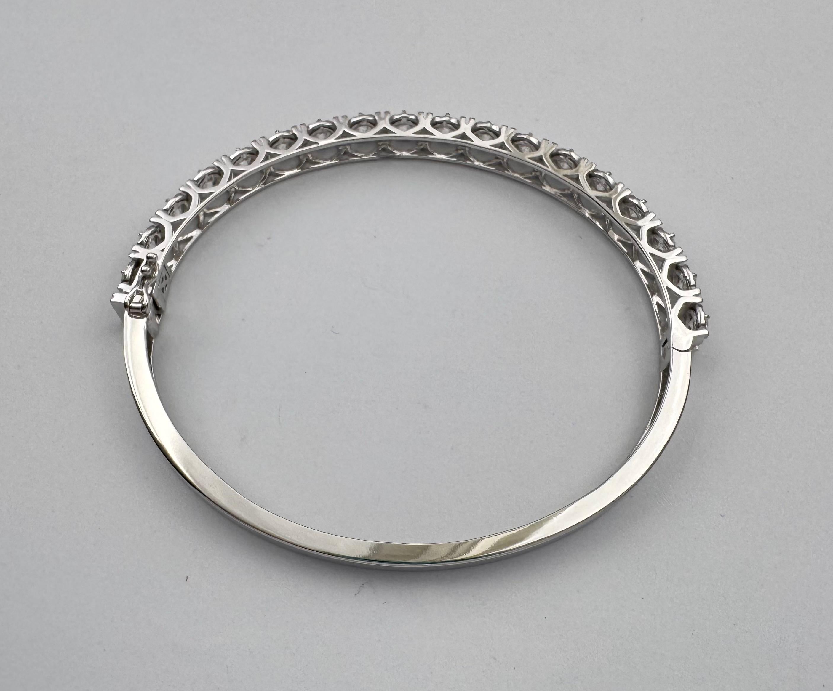 Bangle con diamanti incastonati in oro bianco 18 carati in vendita 6