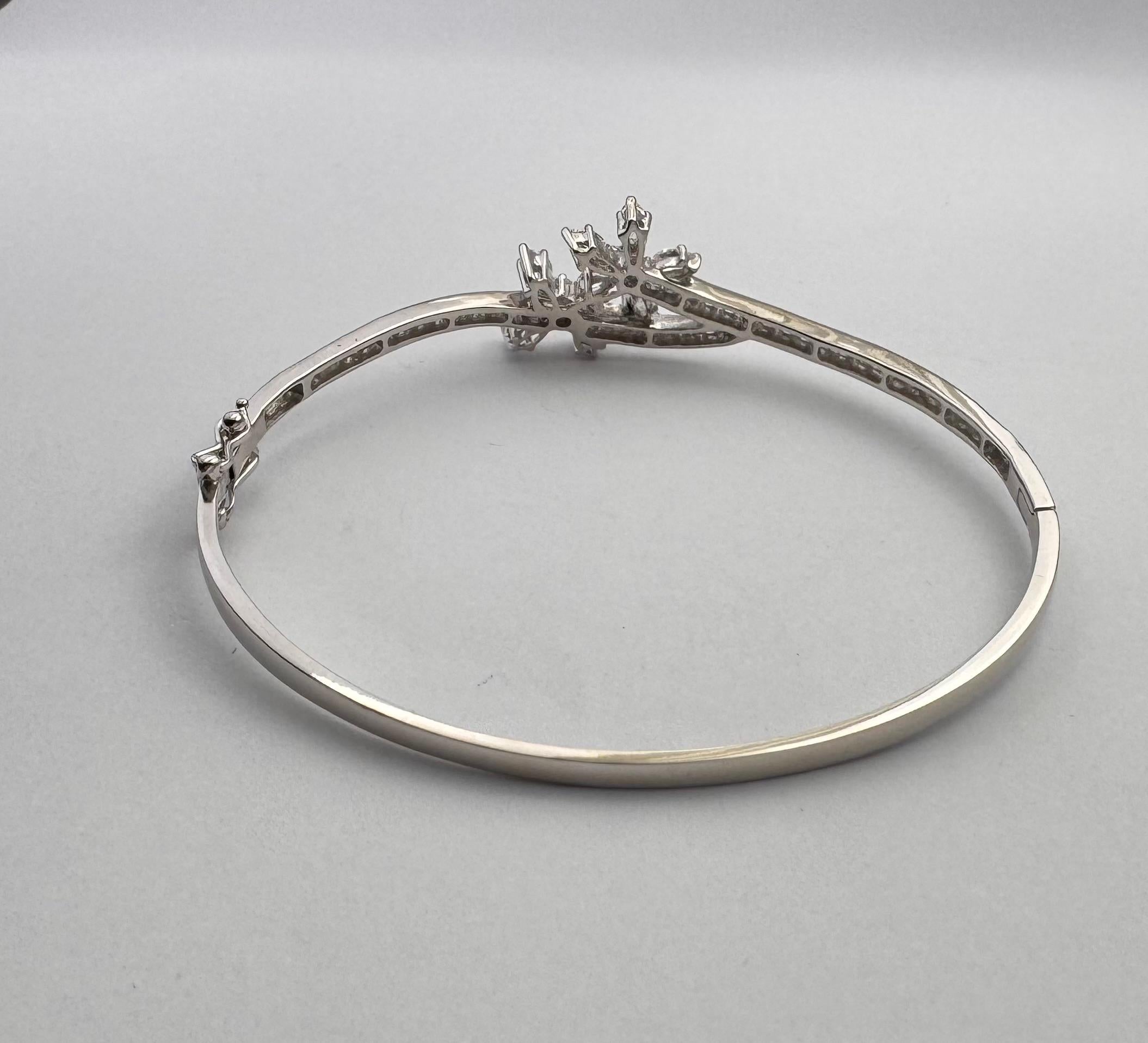 Diamantarmreif in 18K Weißgoldfassung im Angebot 6