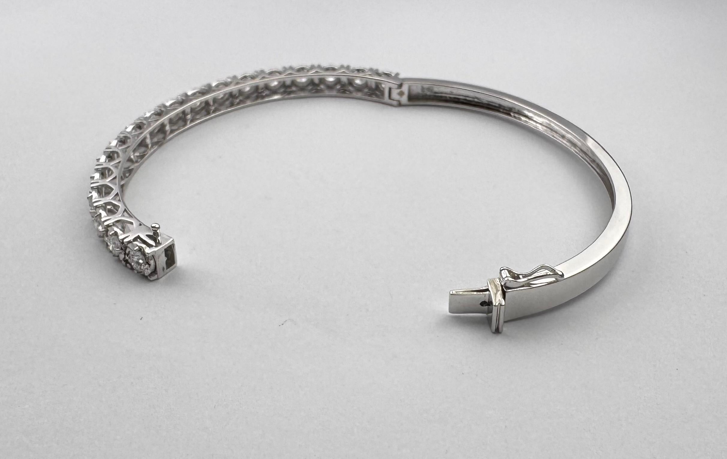 Bangle con diamanti incastonati in oro bianco 18 carati in vendita 7