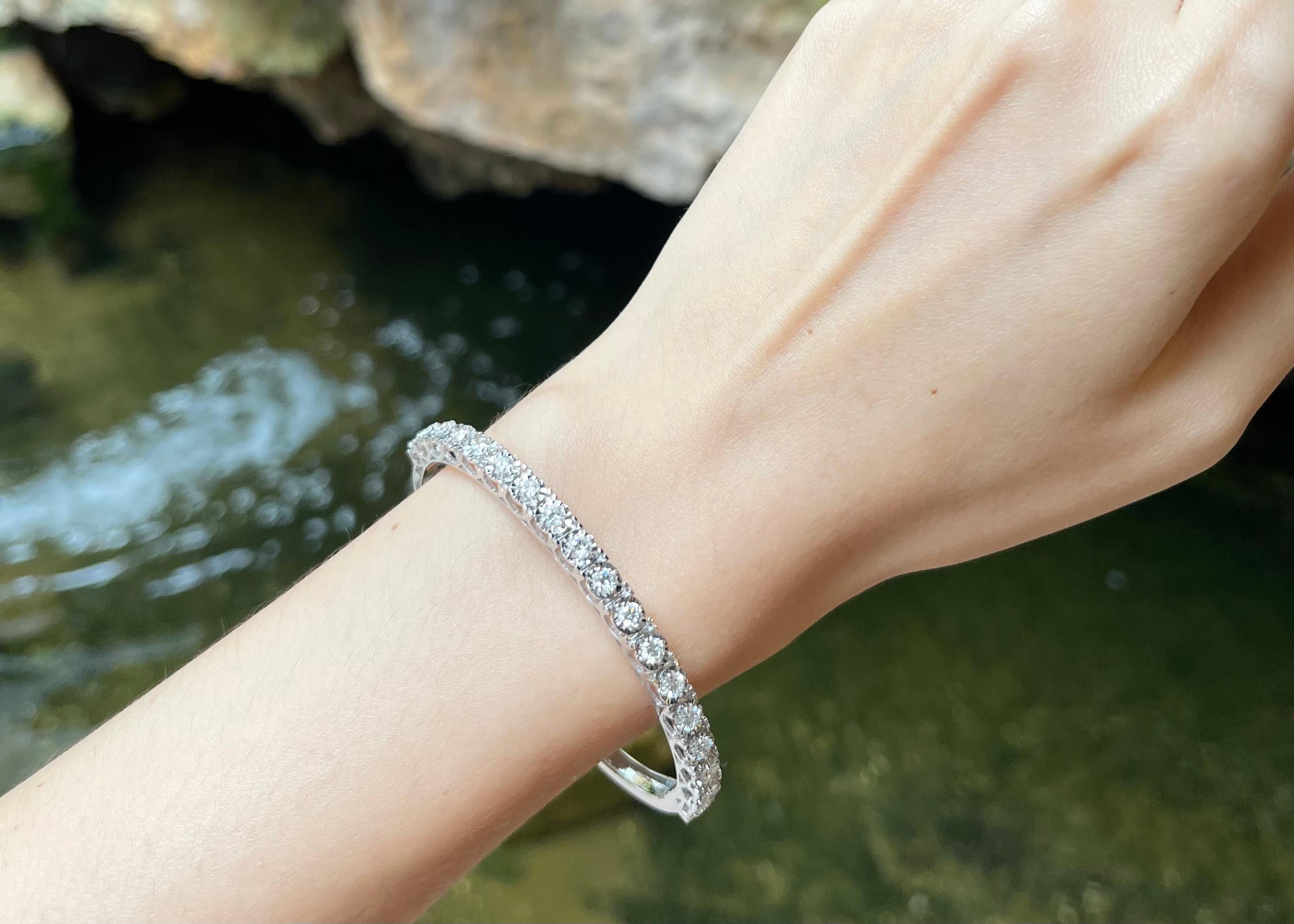 Bracciale con diamante da 1,96 carati con montatura in oro bianco 18 carati

Larghezza:  0.5 cm 
Diametro: 5.5 cm
Peso totale: 14,46 grammi

