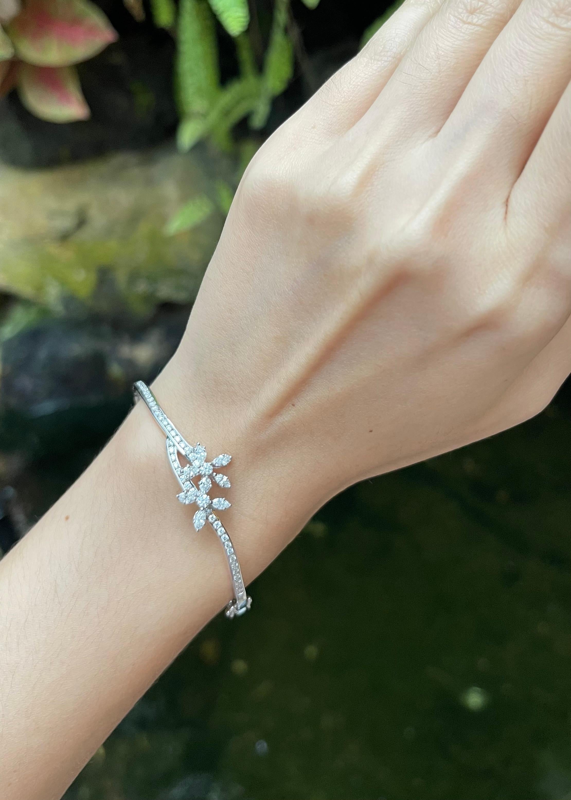 Diamant 1,65 Karat Armreif in 18K Weißgold Fassung

Breite:  1.5 cm 
Durchmesser: 5.7 cm
Gesamtgewicht: 12,62 Gramm

