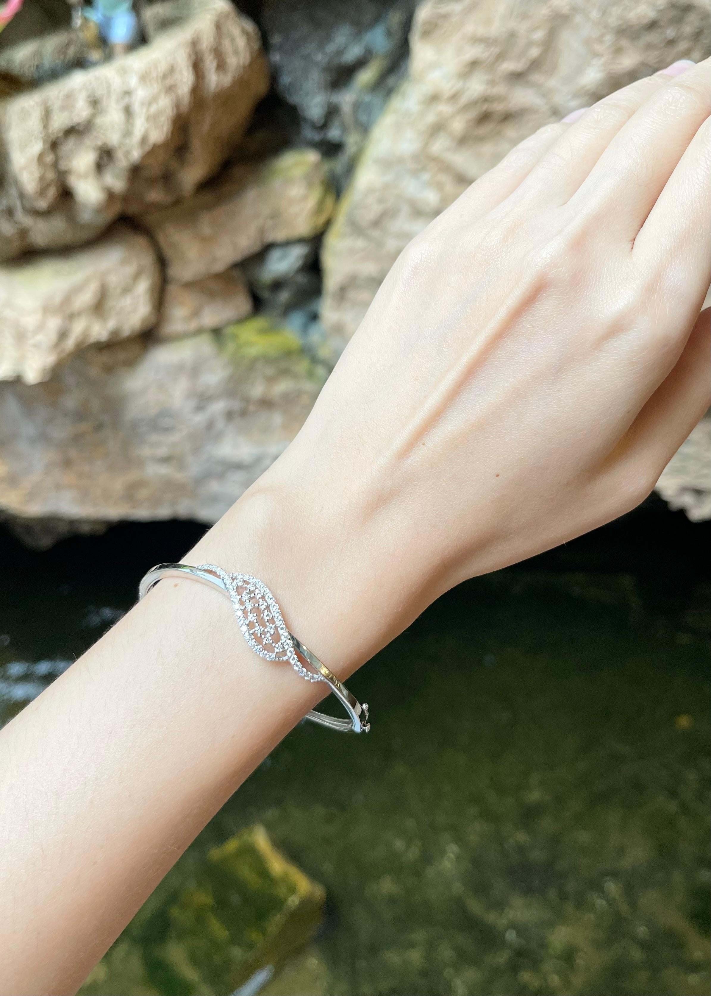 Bracelet en or blanc 18 carats serti de diamants de 0,73 carat

Largeur :  1.5 cm 
Diamètre : 5.8 cm
Poids total : 11,10 grammes

