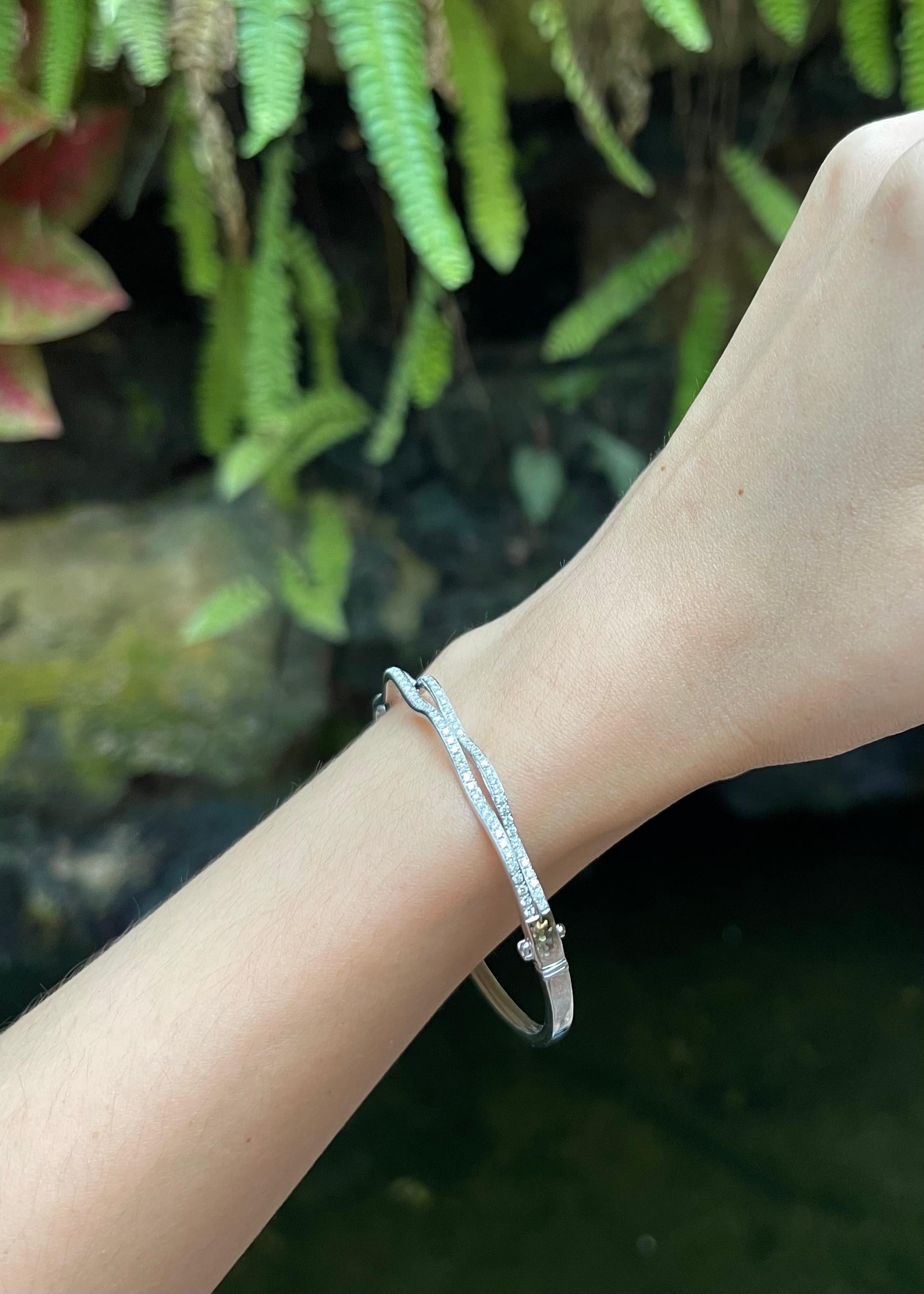 Diamond Bangle set in 18K White Gold Settings Contemporáneo en venta