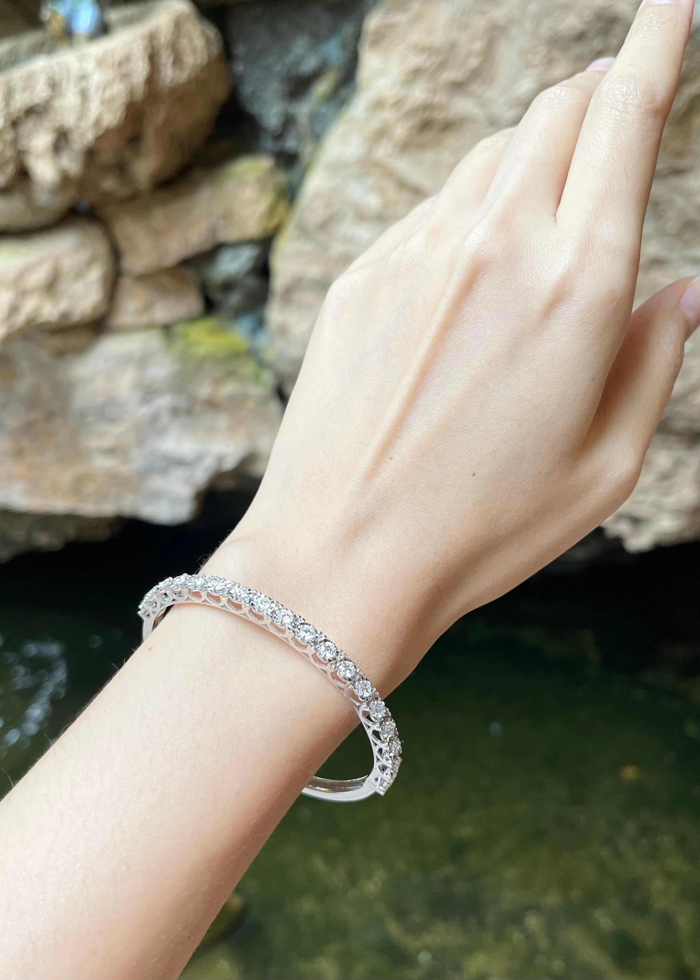 Contemporaneo Bangle con diamanti incastonati in oro bianco 18 carati in vendita