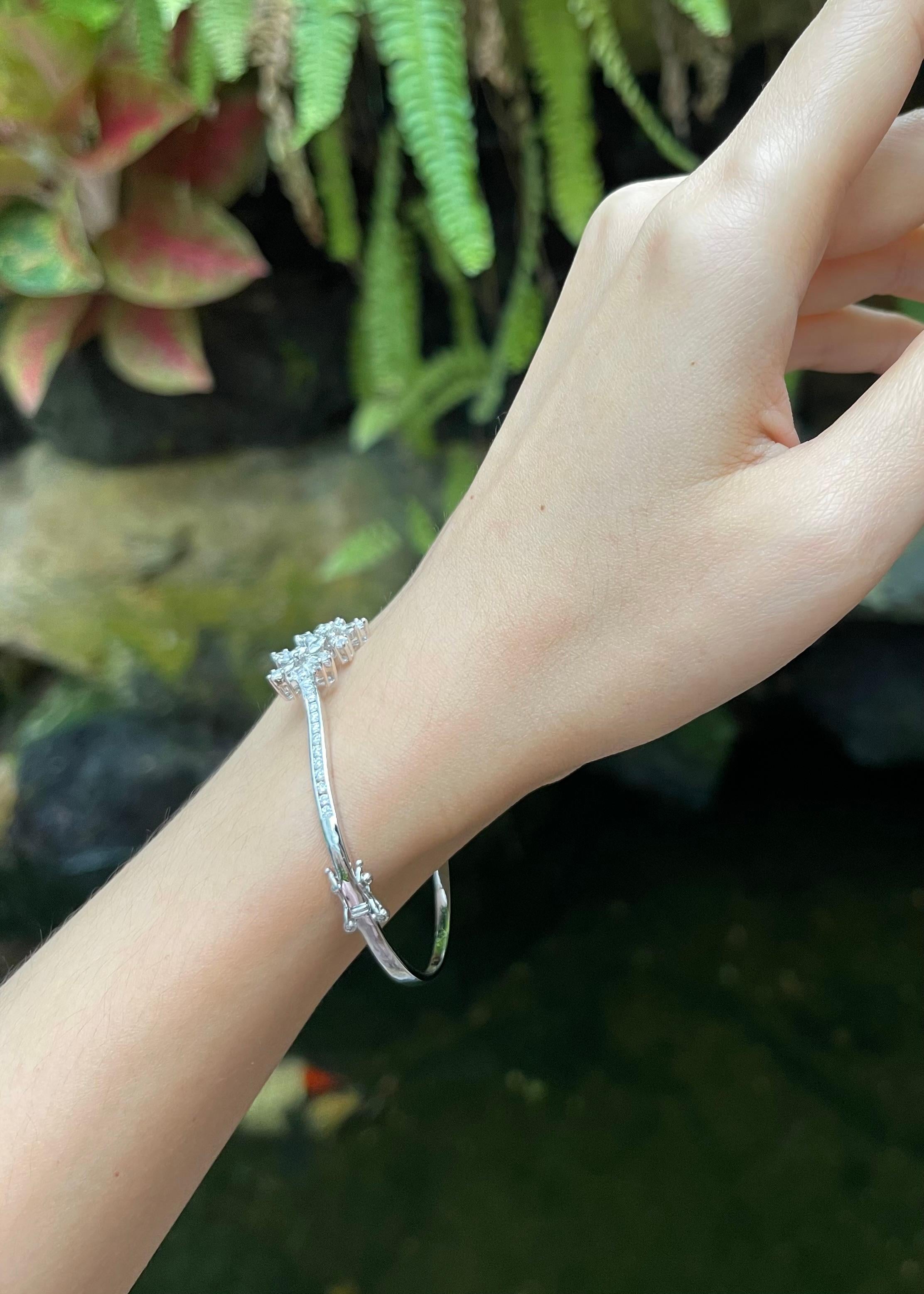 Diamantarmreif in 18K Weißgoldfassung (Zeitgenössisch) im Angebot