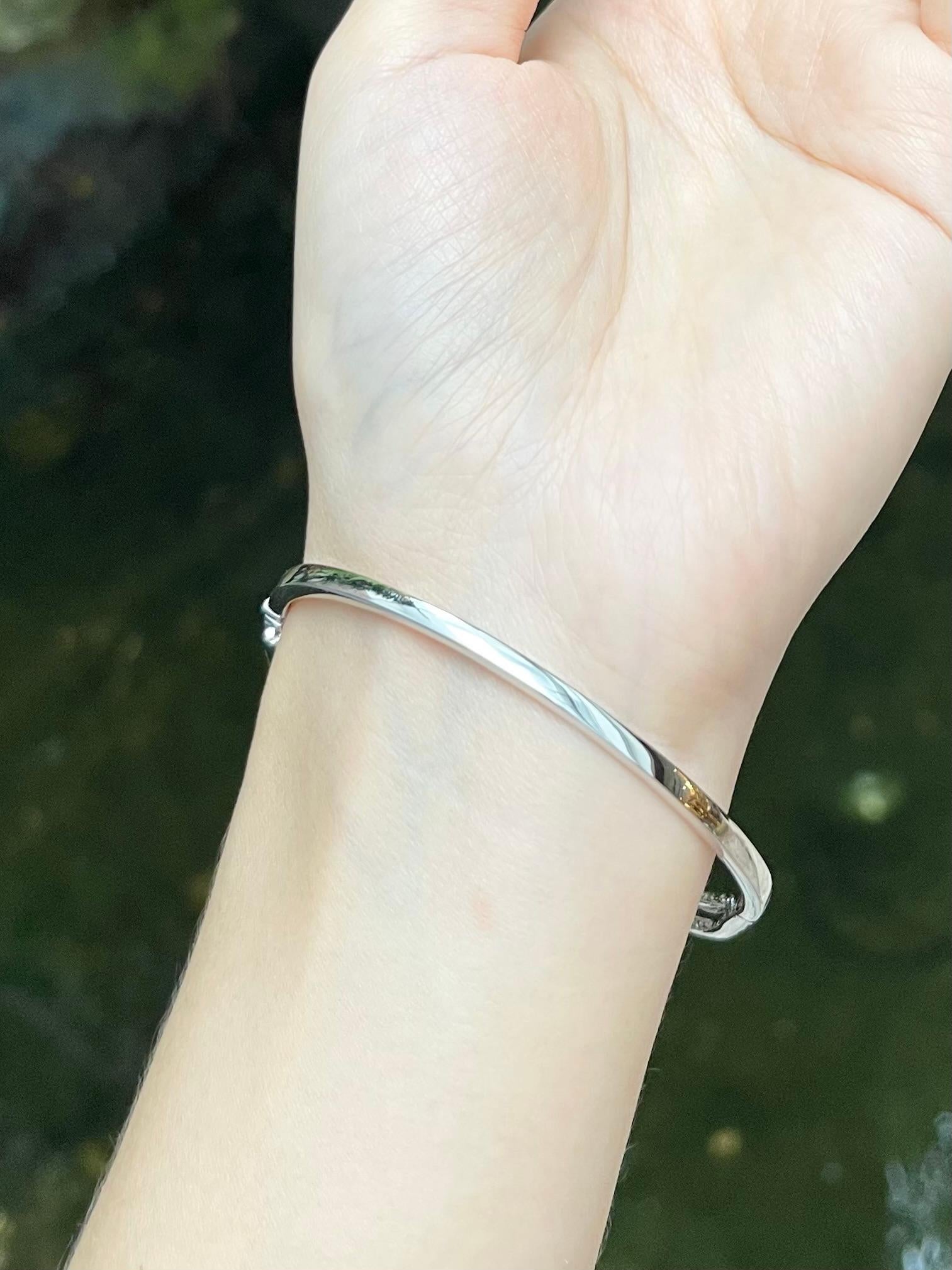 Diamond Bangle set in 18K White Gold Settings Corte brillante en venta