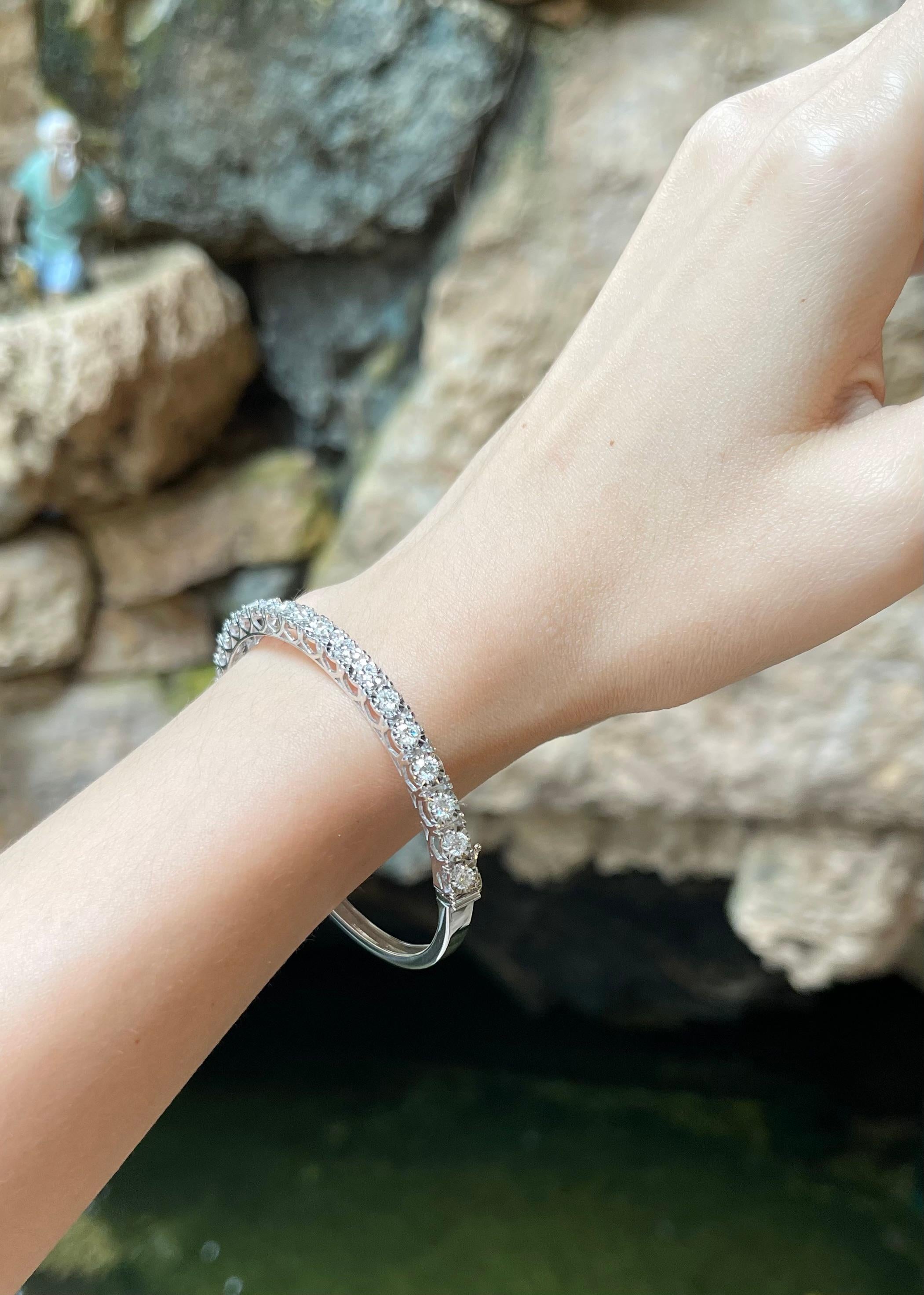 Taglio brillante Bangle con diamanti incastonati in oro bianco 18 carati in vendita