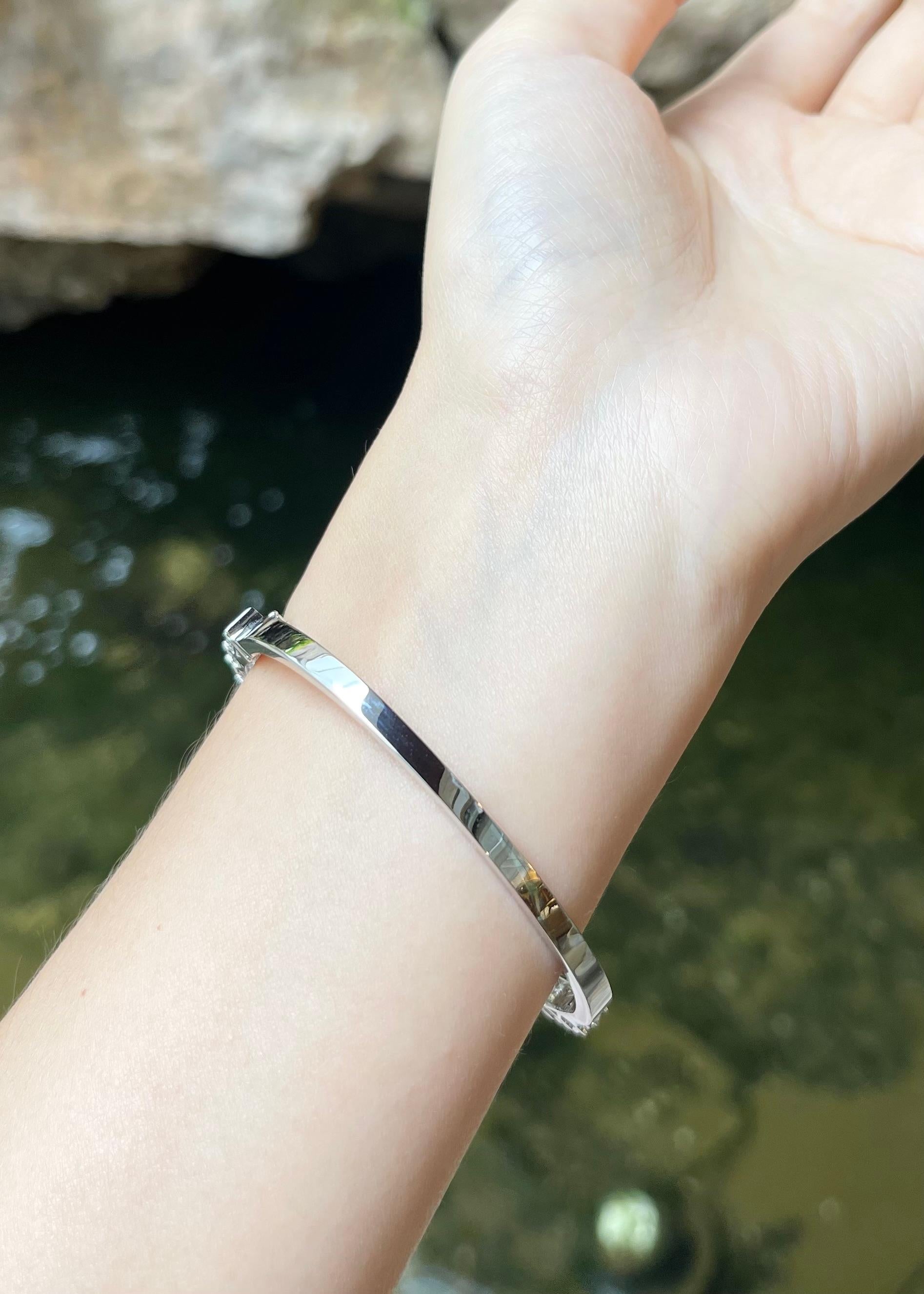 Bangle con diamanti incastonati in oro bianco 18 carati In condizioni Nuovo in vendita a Bangkok, TH